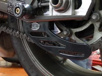 R&G Предпазител за верига „акулска перка“ за BMW S 1000 RR (2010–2022, 2025+), S 1000 R (2014–2020, 2025+)