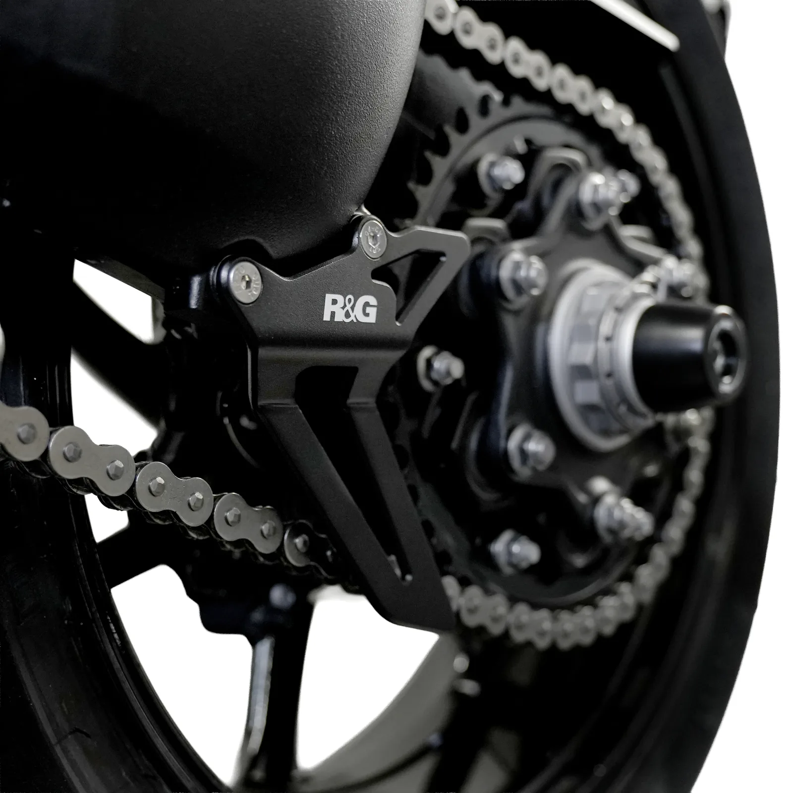R&G Предпазител за верига „акулска перка“ за Triumph Speed Triple 1200 RS (2021+), Speed Triple 1200 RR (2022+) и др.