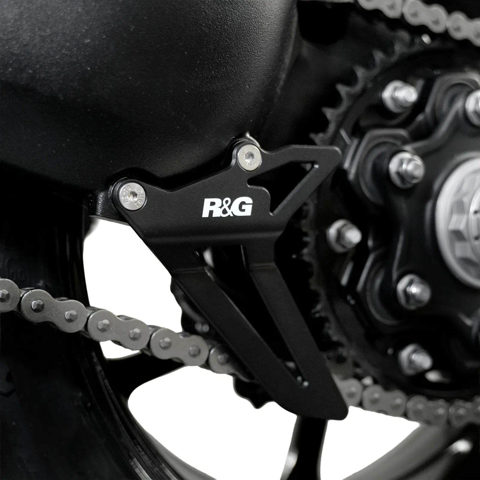 R&G Предпазител за верига „акулска перка“ за Triumph Speed Triple 1200 RS (2021+), Speed Triple 1200 RR (2022+) и др.