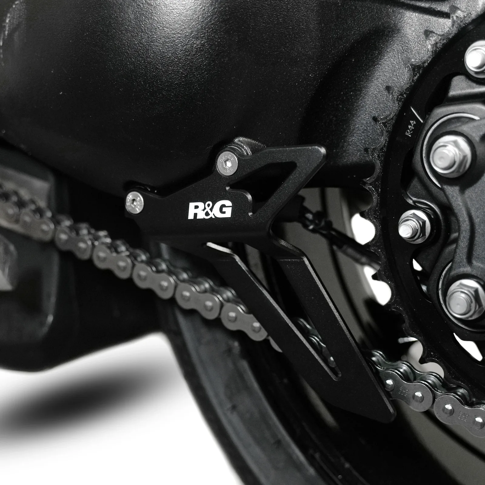 R&G Предпазител за верига „акулска перка“ за Triumph Speed Triple 1200 RS (2021+), Speed Triple 1200 RR (2022+) и др.