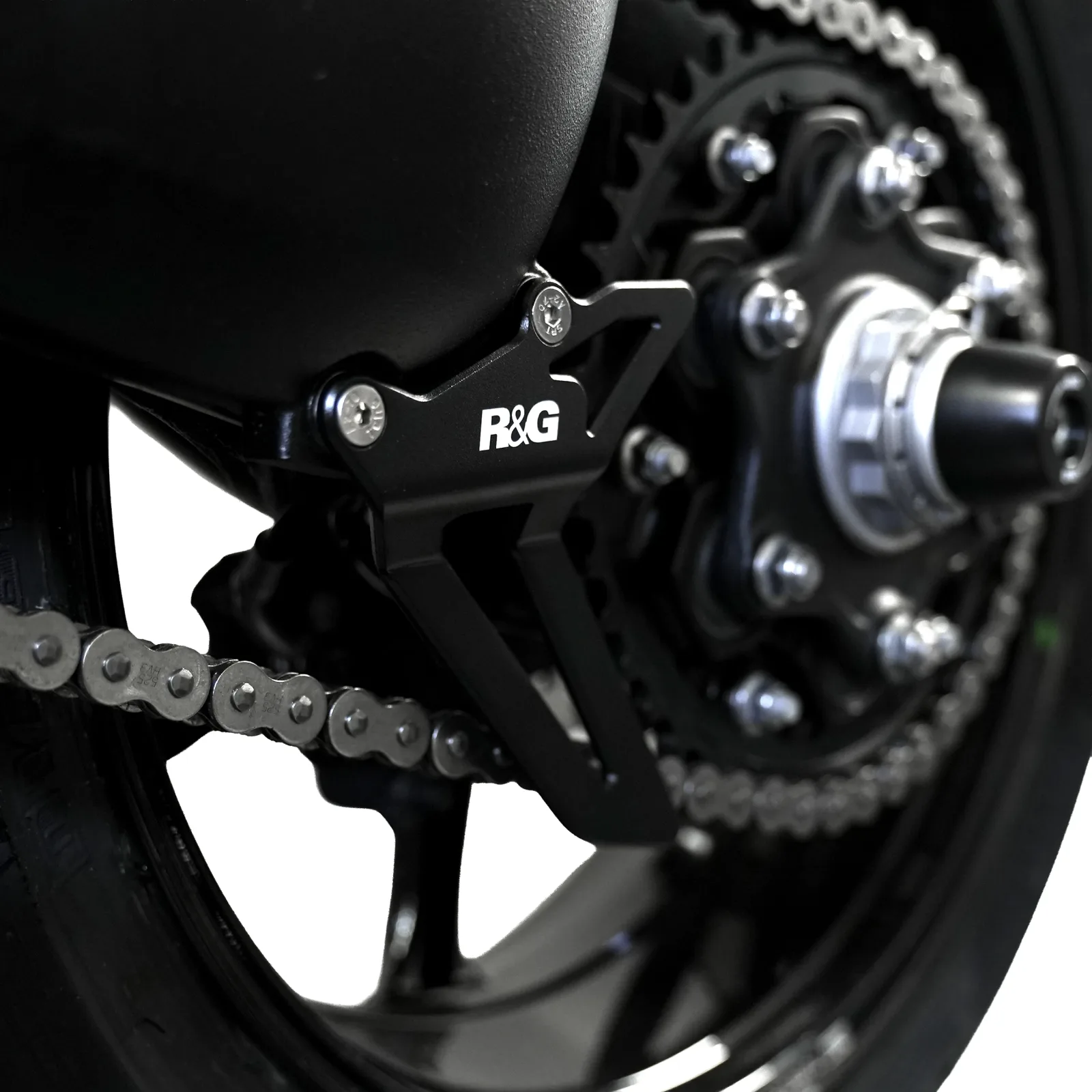 R&G Предпазител за верига „акулска перка“ за Triumph Speed Triple 1200 RS (2021+), Speed Triple 1200 RR (2022+) и др.