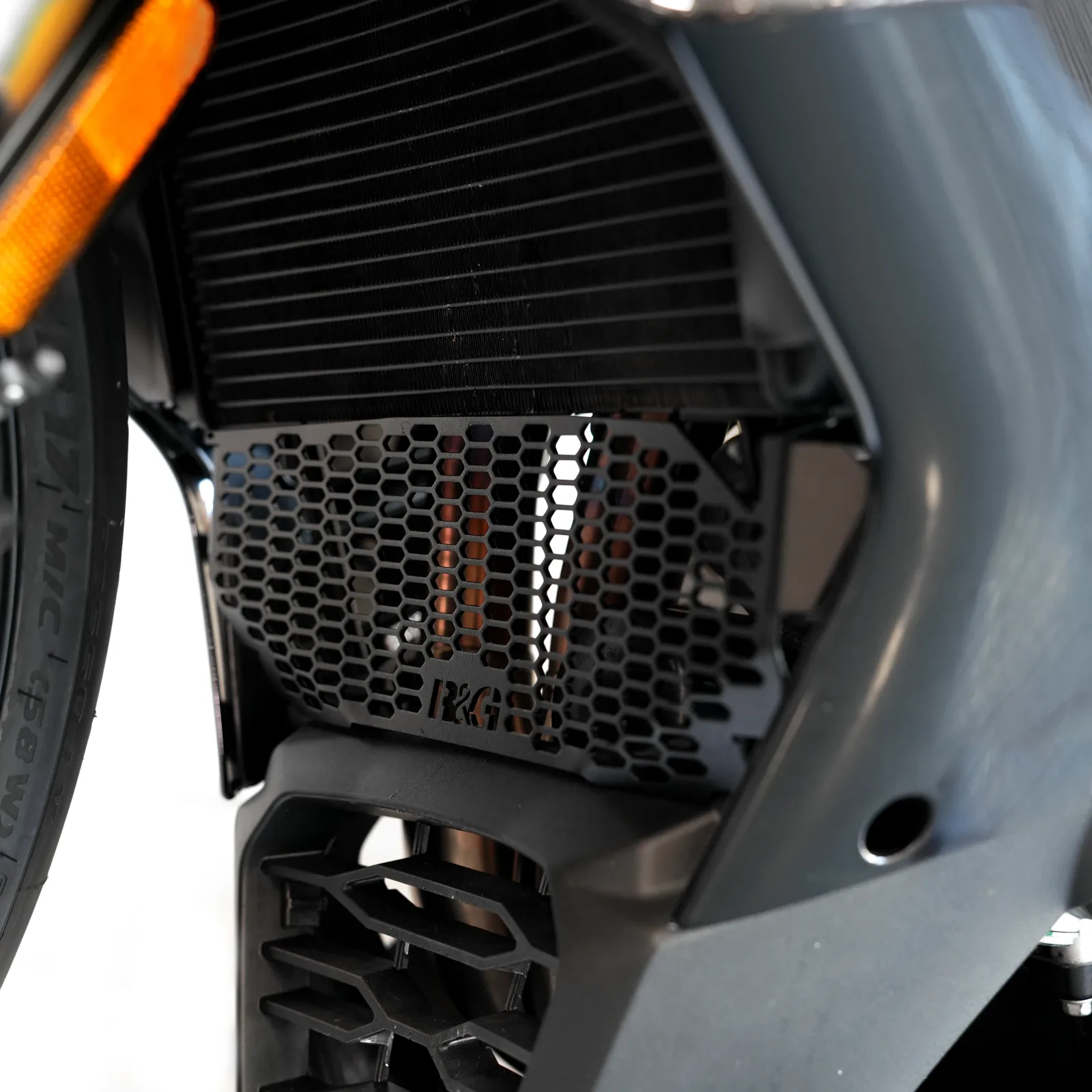 R&G Предпазна решетка за колектори PRO за Aprilia RS 660 (2025+), RS 660 Factory (2025+)