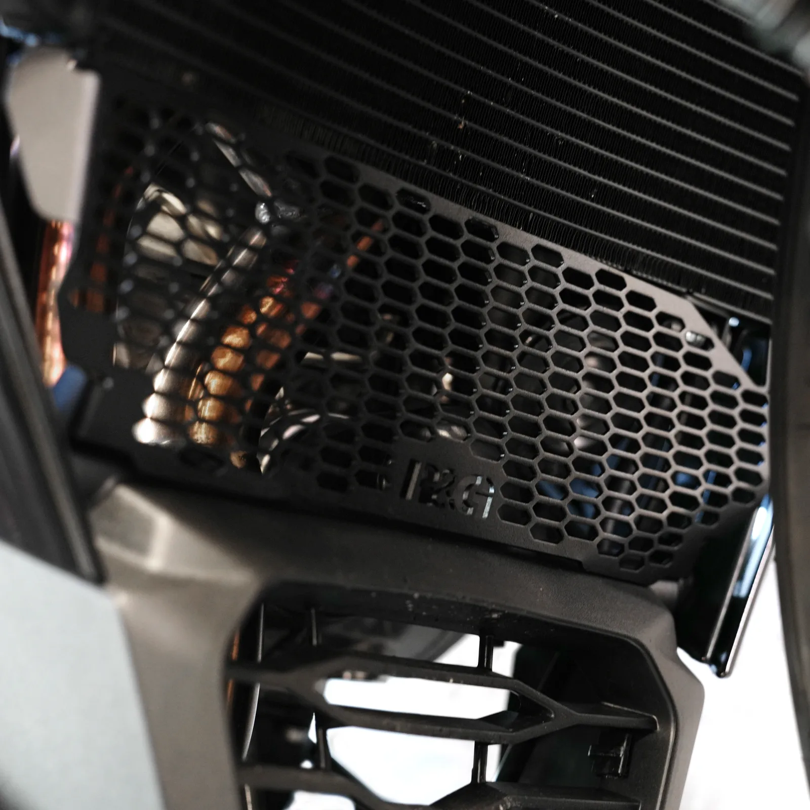 R&G Предпазна решетка за колектори PRO за Aprilia RS 660 (2025+), RS 660 Factory (2025+)