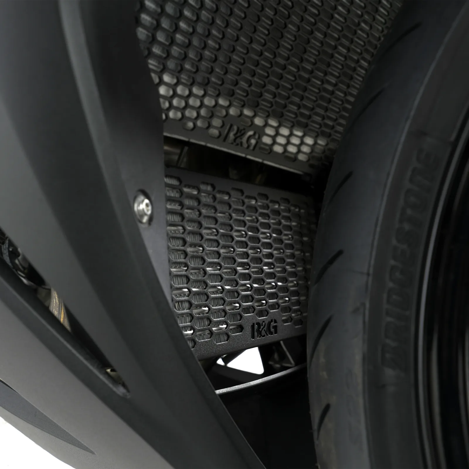 R&G Предпазна решетка за маслен радиатор PRO за BMW S 1000 RR (2019–2024), S 1000 XR (2020+), S 1000 R (2021+), M 1000 RR (2021–2024) и др.