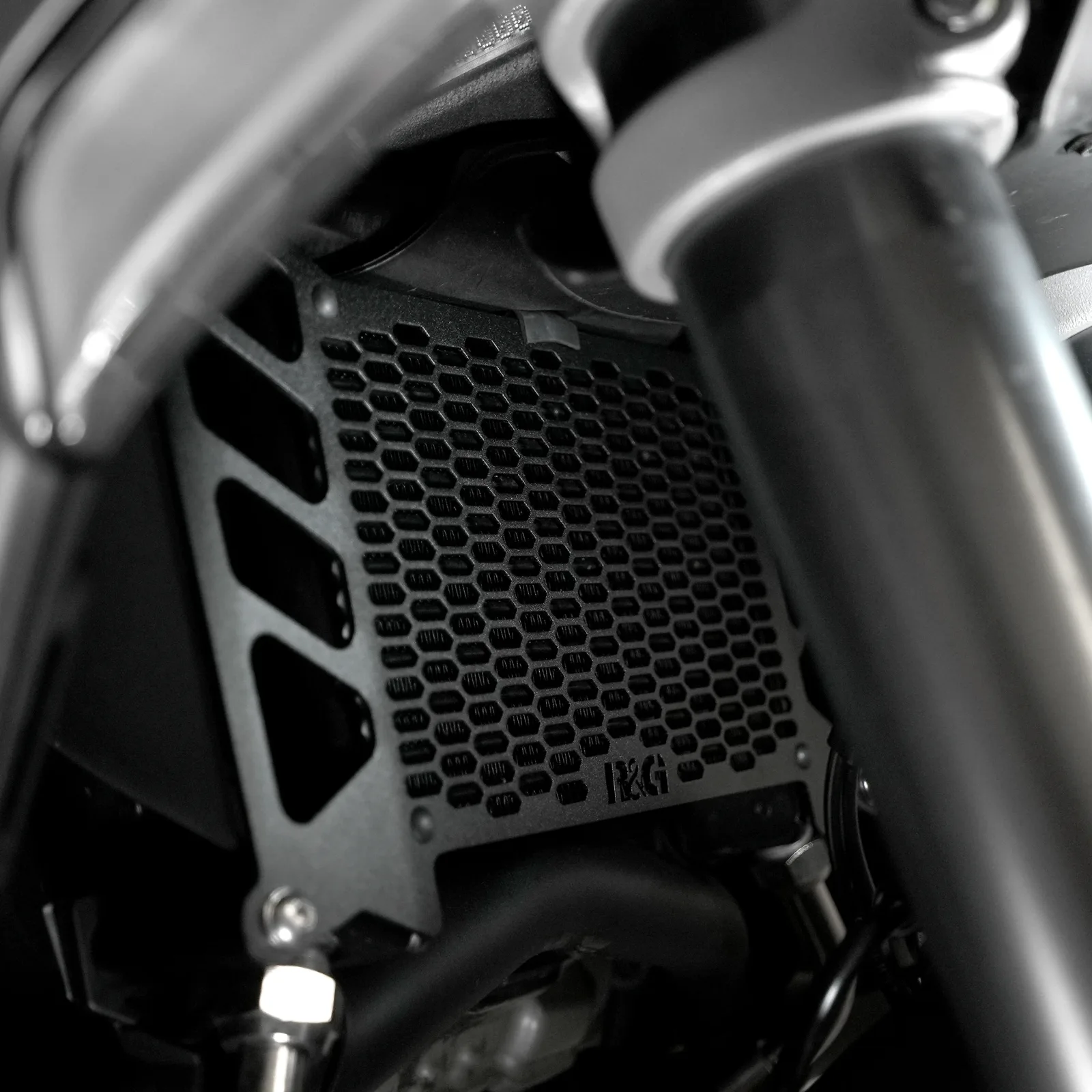 R&G Предпазна решетка за маслен радиатор PRO за Ducati Multistrada V4 (2021+), Multistrada V4 S (2021+) и др.