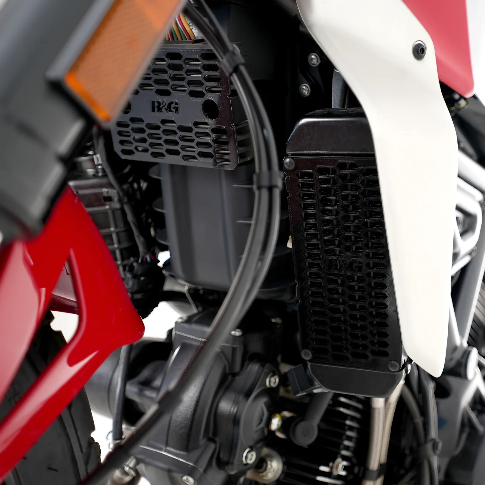 R&G Предпазна решетка за маслен радиатор PRO за Ducati Scrambler Icon (2015+), Scrambler Full Throttle (2016, 2023+) и др. (OCG0054PRO)