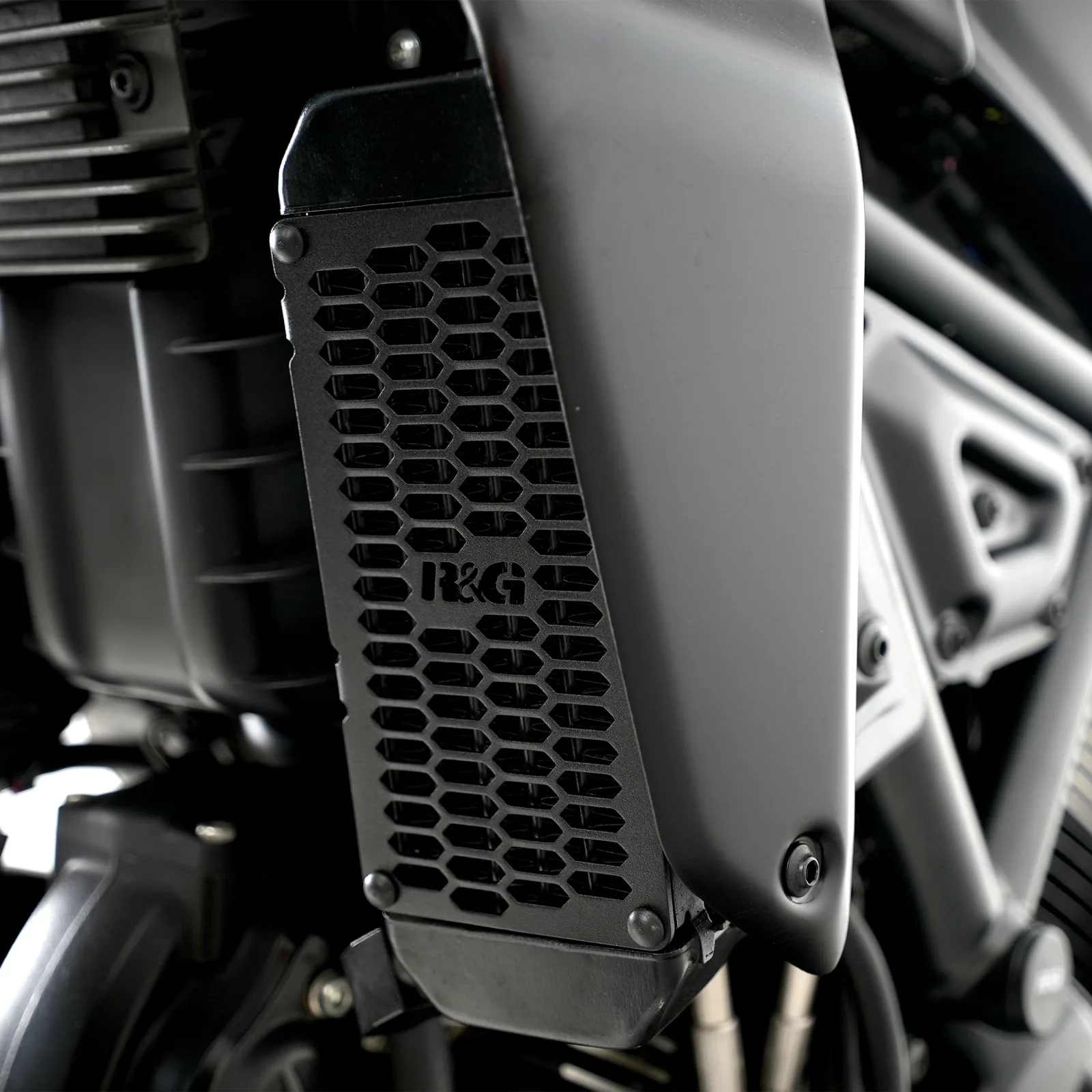 R&G Предпазна решетка за маслен радиатор PRO за Ducati Scrambler Icon (2015+), Scrambler Full Throttle (2016, 2023+) и др. (OCG0054PRO)