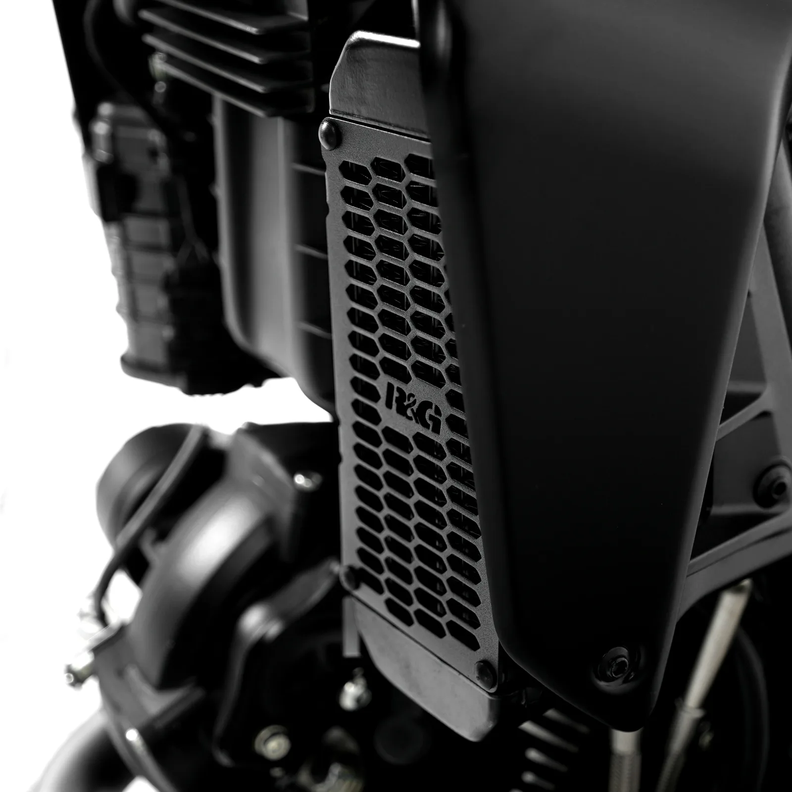 R&G Предпазна решетка за маслен радиатор PRO за Ducati Scrambler Icon (2015+), Scrambler Full Throttle (2016, 2023+) и др. (OCG0054PRO)