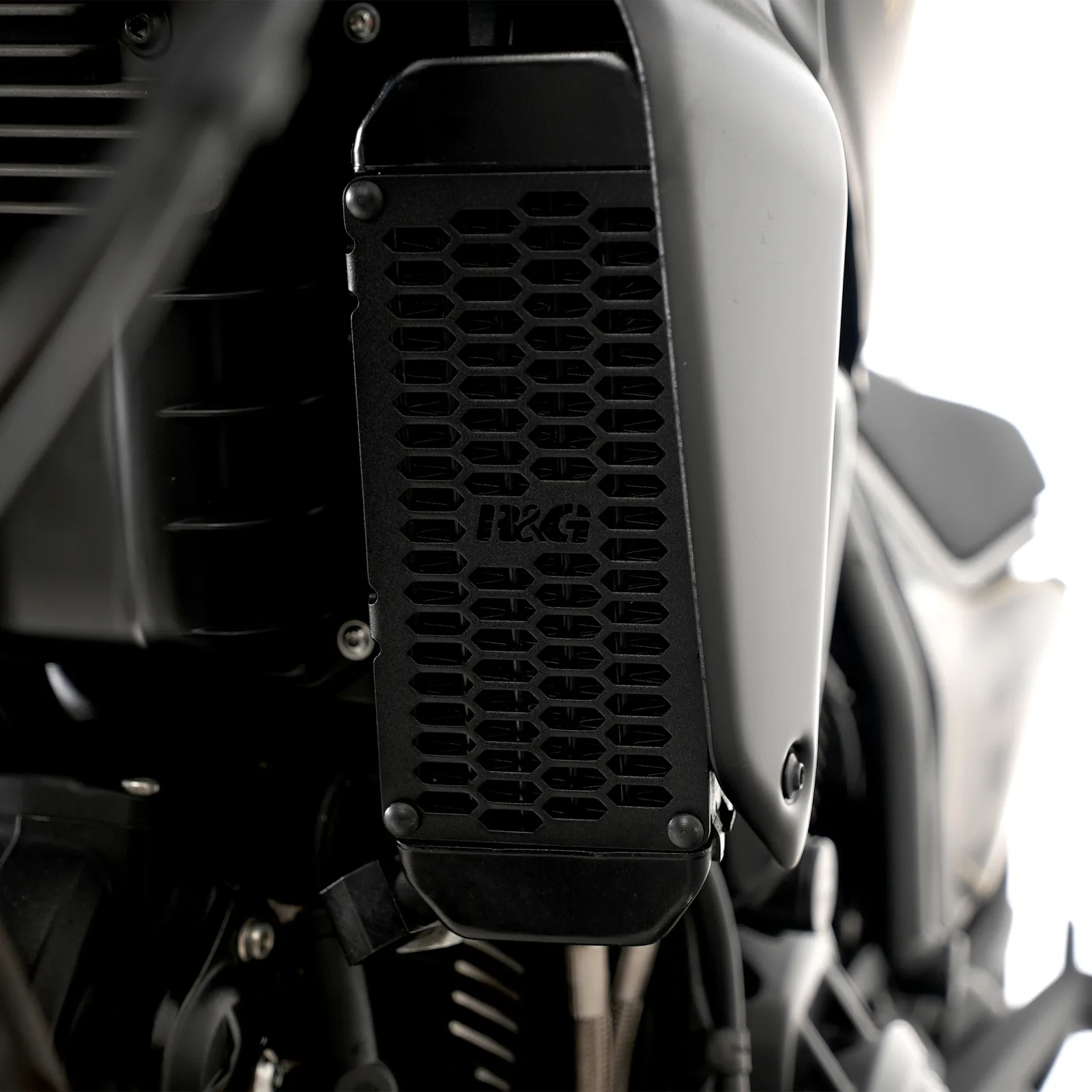R&G Предпазна решетка за маслен радиатор PRO за Ducati Scrambler Icon (2015+), Scrambler Full Throttle (2016, 2023+) и др. (OCG0054PRO)