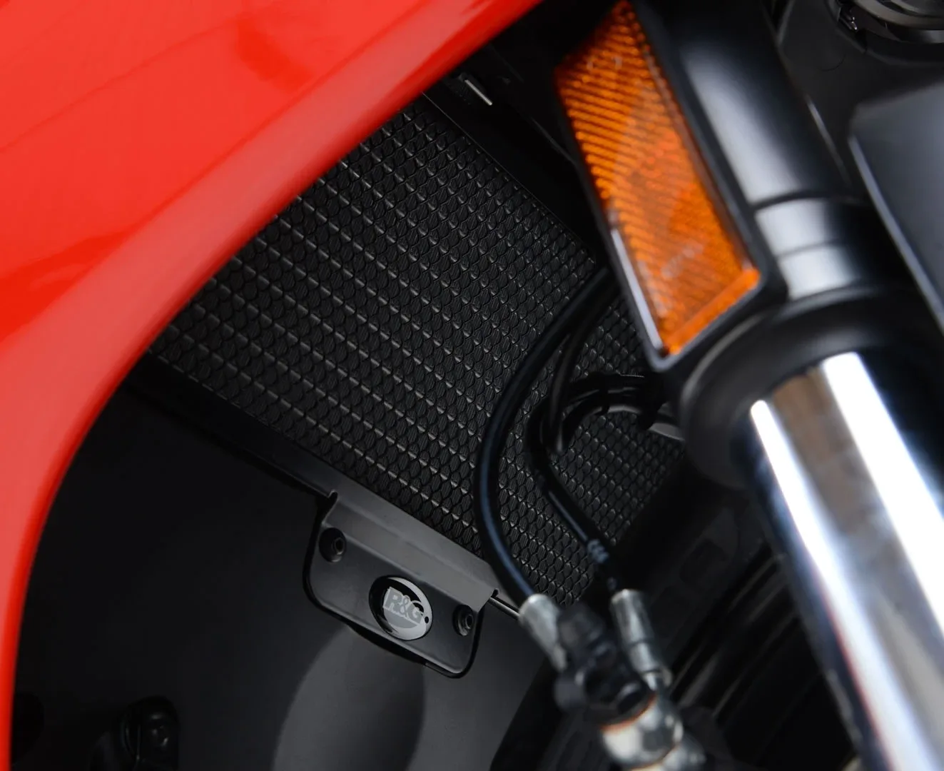 R&G Предпазна решетка за радиатор (2 части) за Ducati Panigale 1199 (2012–2015), Panigale 899 (2013–2015), Panigale 1299 (2015–2017) и др.