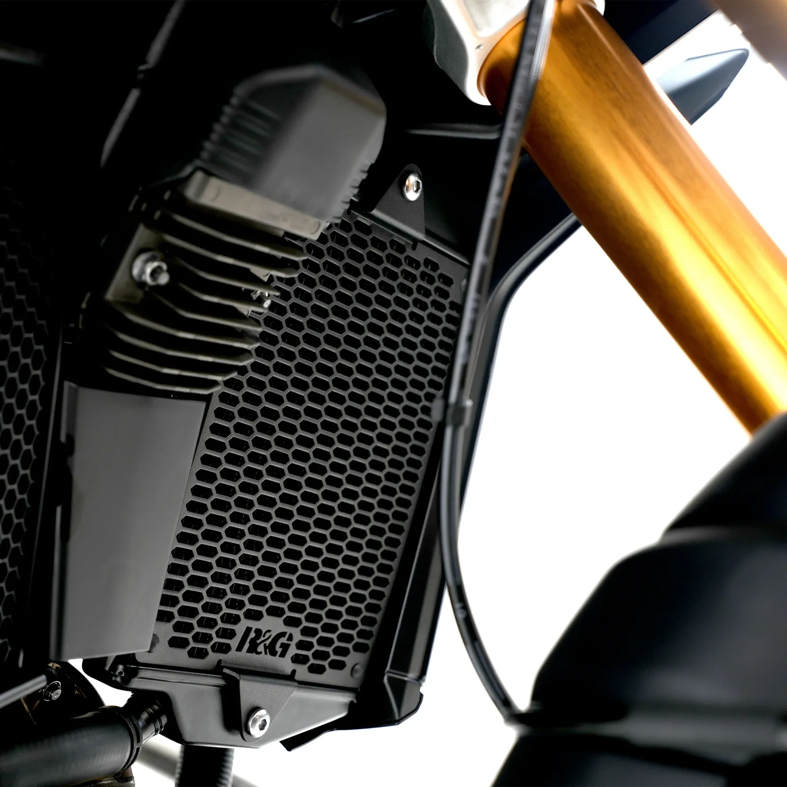 R&G Предпазна решетка за радиатор PRO (чифт) за Triumph Tiger 900 GT (2024+), Tiger 900 Rally (2024+)