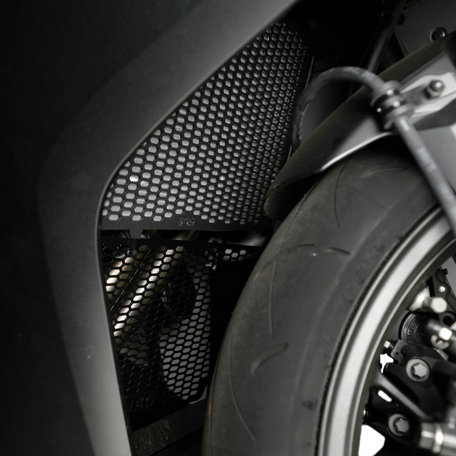 R&G Предпазна решетка за радиатор PRO за Honda CB 650F (2014–2019), CBR 650F (2014–2018), CB 650R (2019+), CBR 650R (2019+)