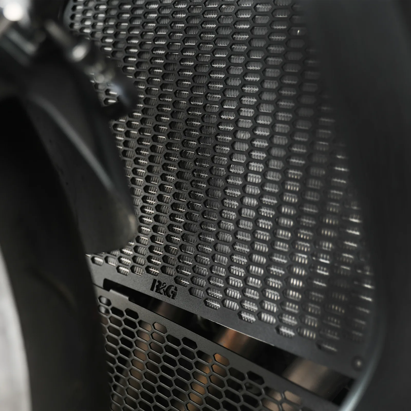 R&G Предпазна решетка за радиатор PRO за Honda CB 650F (2014–2019), CBR 650F (2014–2018), CB 650R (2019+), CBR 650R (2019+)