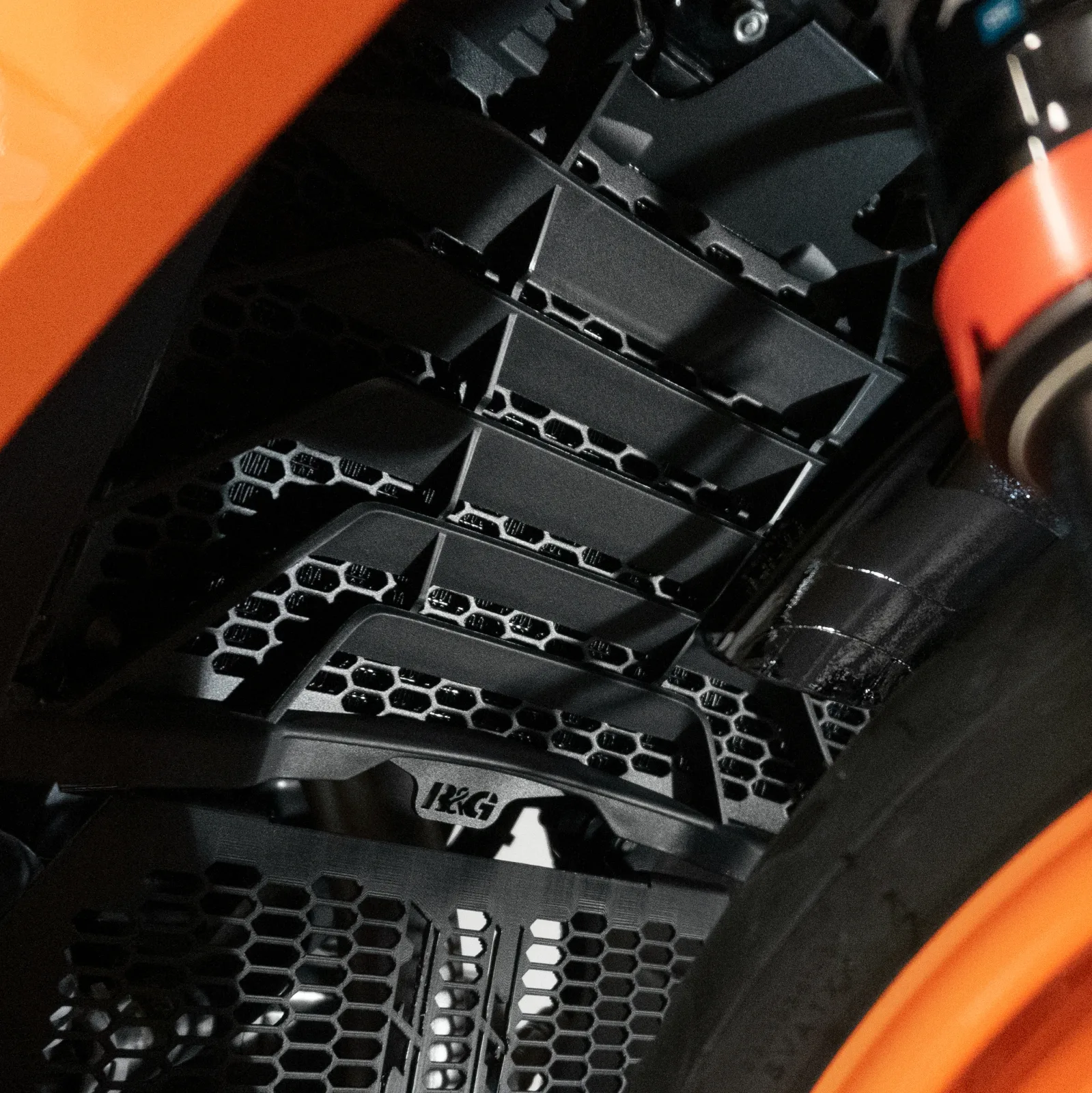 R&G Предпазна решетка за радиатор PRO за KTM RC 390 (2022+), RC 200 (2022), RC 125 (2022+), Husqvarna Vitpilen 401 (2024+) и др.