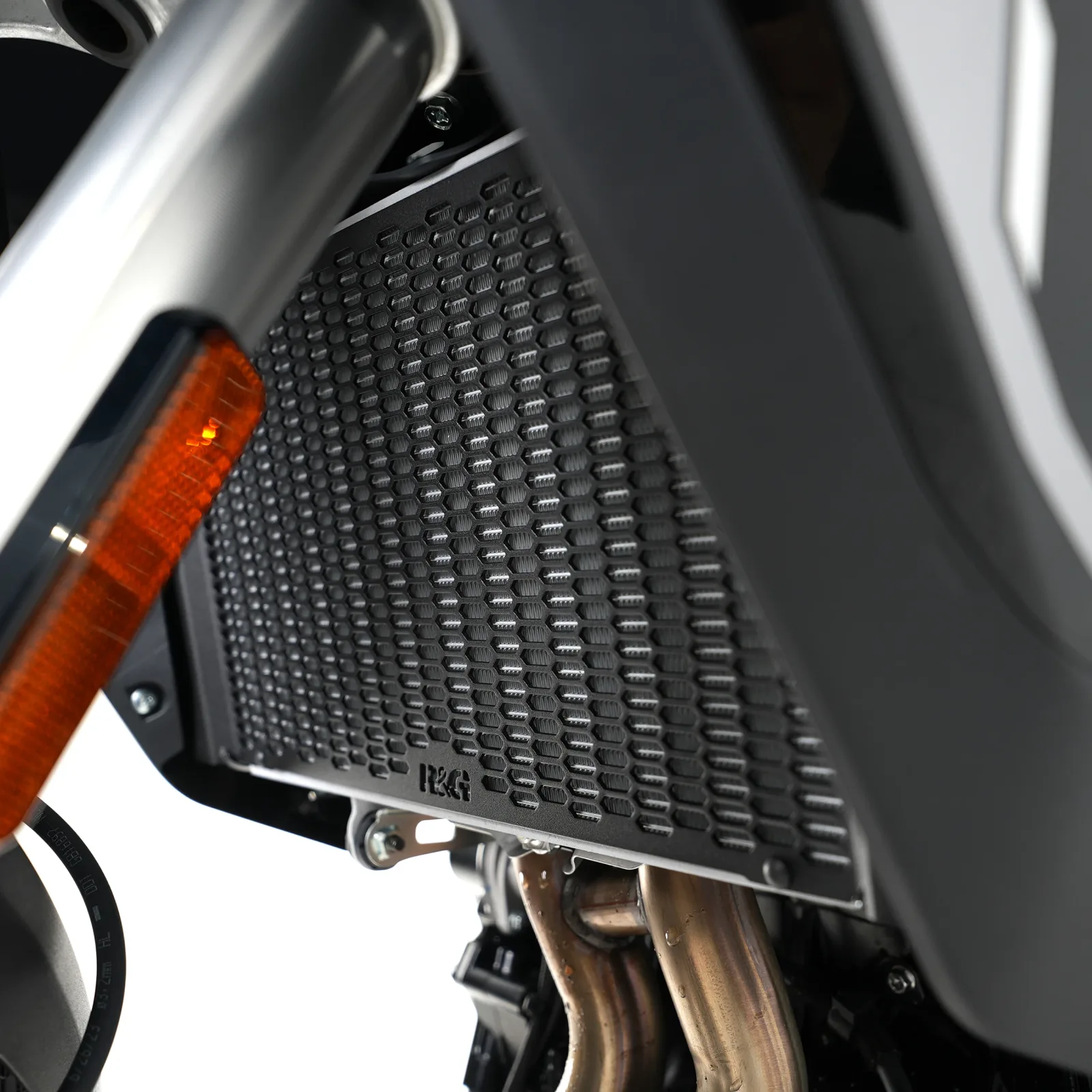 R&G Предпазна решетка за радиатор PRO за Suzuki V-Strom 800 (2023+) (RAD0318PROBK)