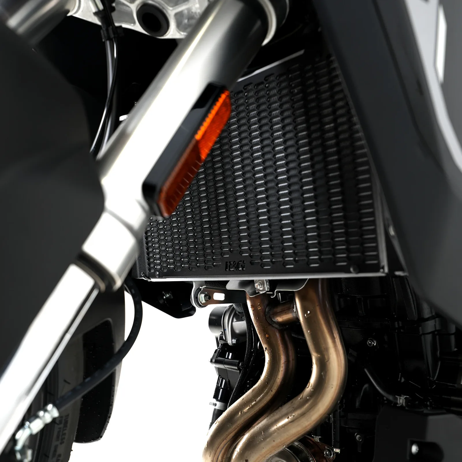R&G Предпазна решетка за радиатор PRO за Suzuki V-Strom 800 (2023+) (RAD0318PROBK)