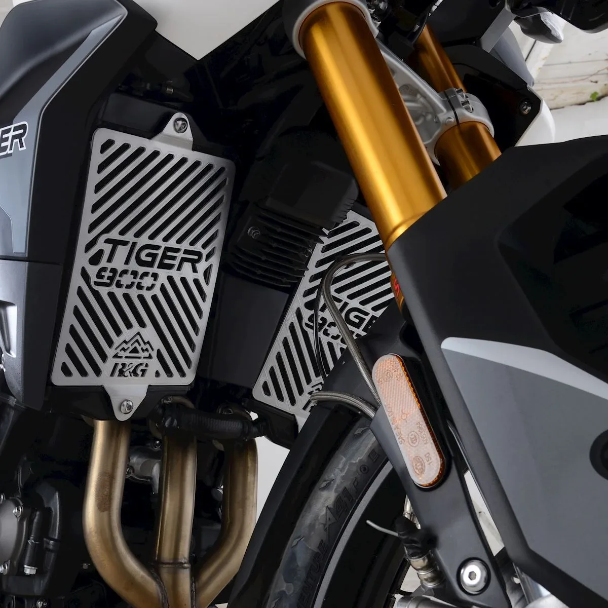 R&G Предпазна решетка за радиатор с лого (чифт) за Triumph Tiger 900 GT (2020, 2024+), Tiger 900 Rally (2020+), Tiger 850 Sport (2021+)