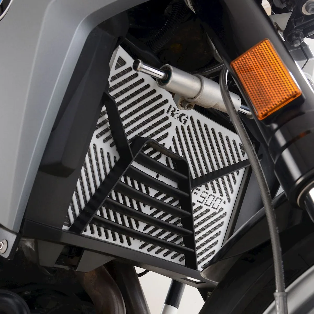R&G Предпазна решетка за радиатор с лого за BMW F 900 R (2020+), F 900 XR (2020–2024)