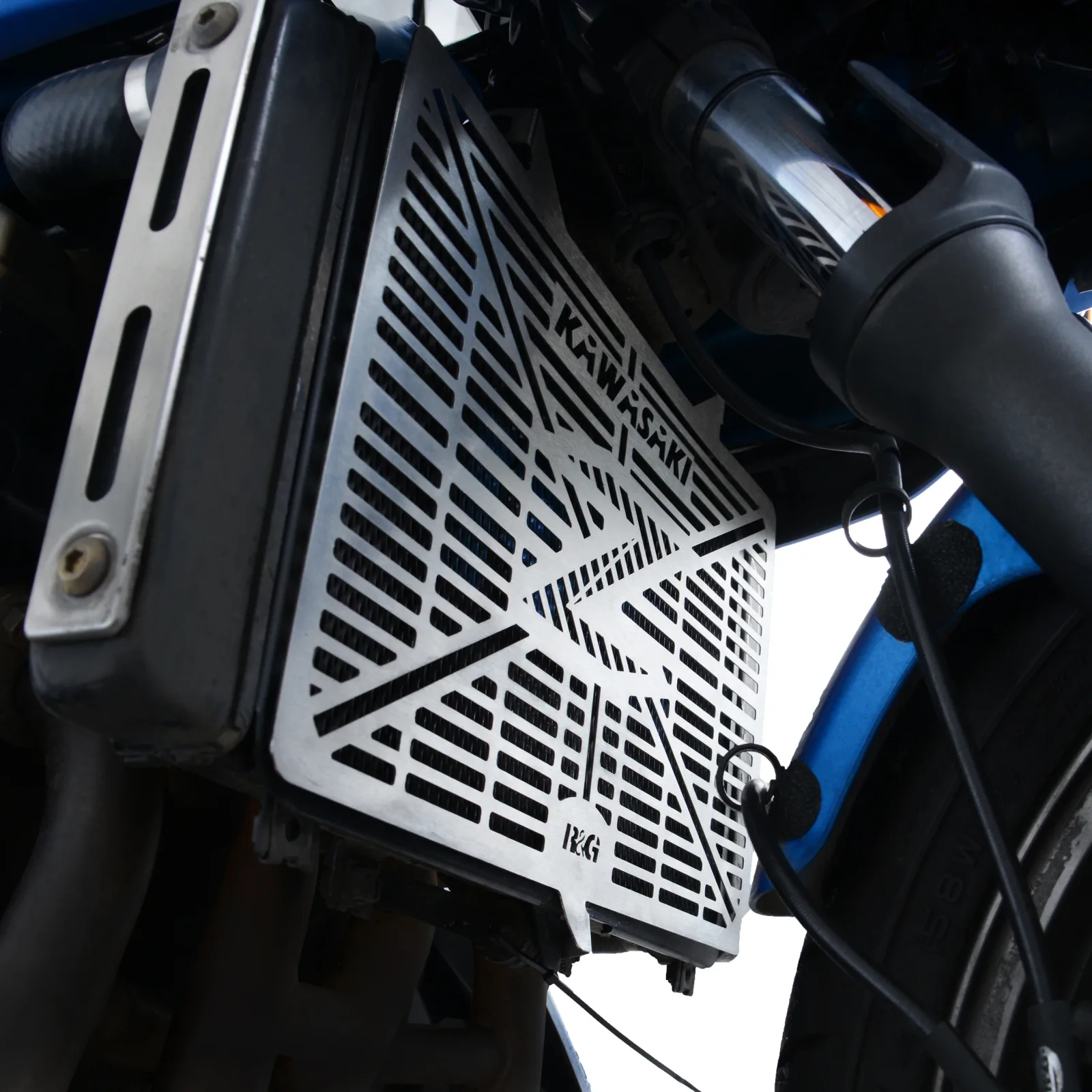 R&G Предпазна решетка за радиатор с лого за Kawasaki Z750 (2007–2013), Z1000 (2010–2018), Z750R (2011–2013), Z800 (2013–2016) и др.