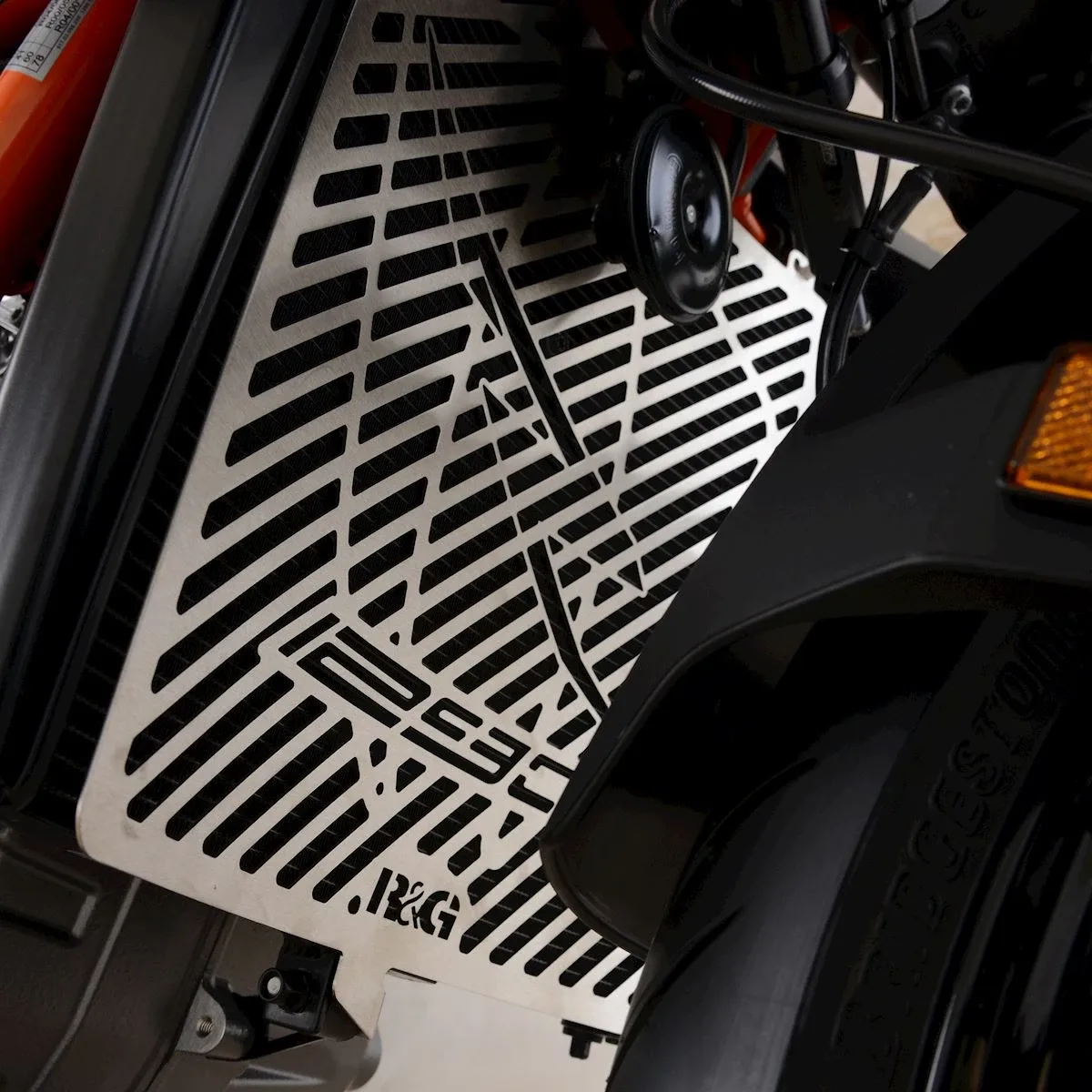 R&G Предпазна решетка за радиатор с лого за KTM 1290 Super Duke R (2020–2024)