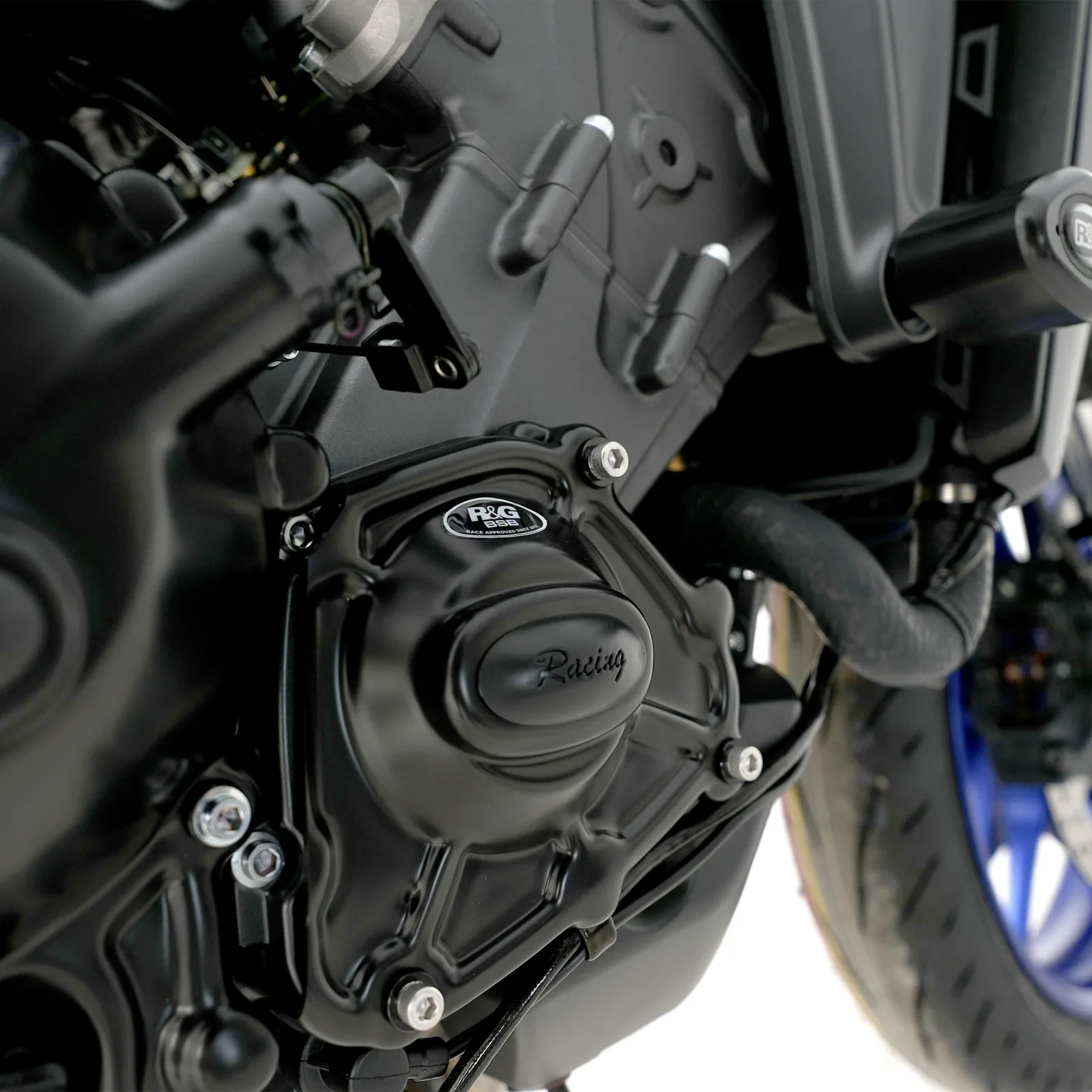 R&G Протектор за двигател (дясна страна) (капак на датчика) за Yamaha MT-09 (2021+), MT-09 SP (2021–2023), Tracer 9 (2021–2024), Tracer 9 GT (2021+) и др.