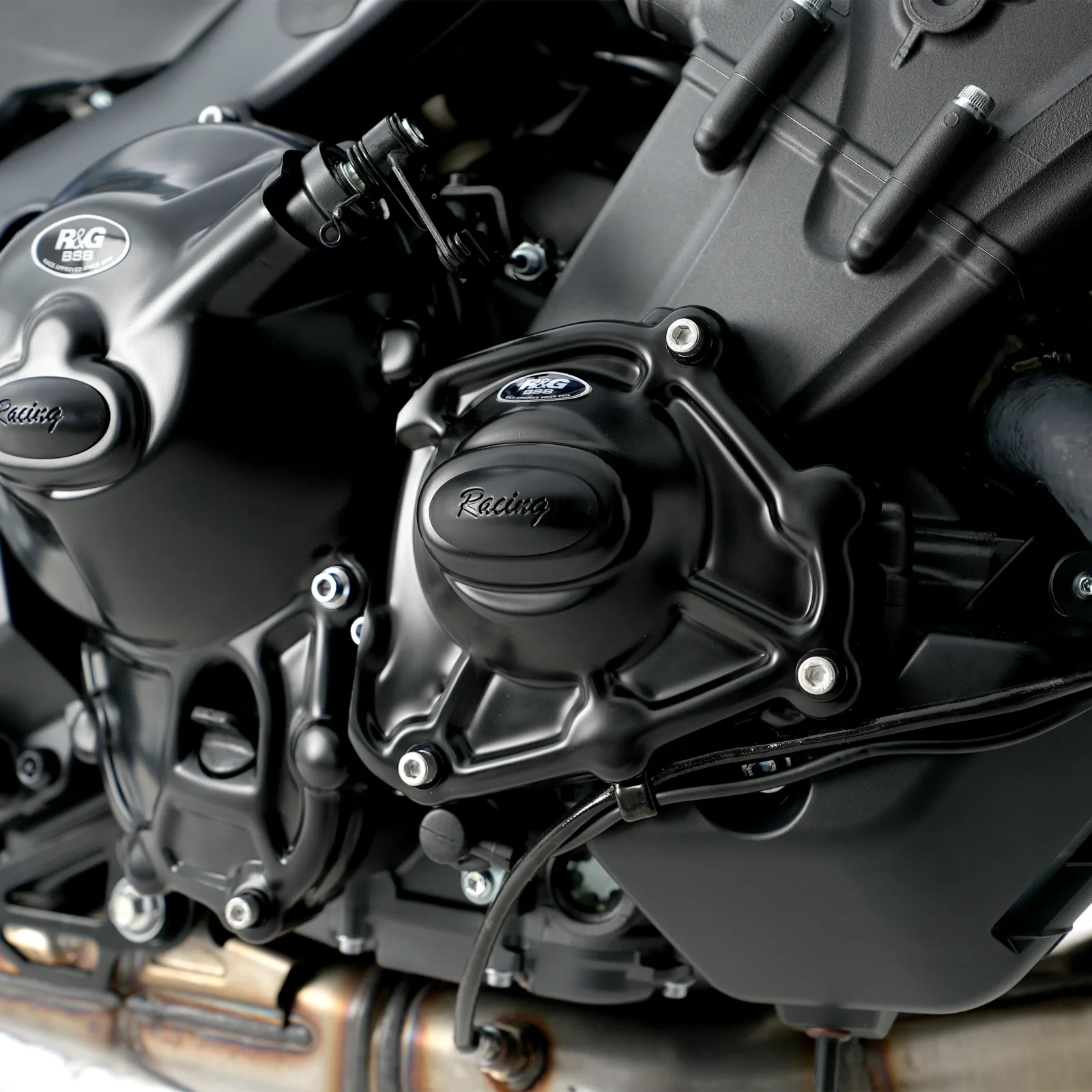 R&G Протектор за двигател (дясна страна) (капак на датчика) за Yamaha MT-09 (2021+), MT-09 SP (2021–2023), Tracer 9 (2021–2024), Tracer 9 GT (2021+) и др.