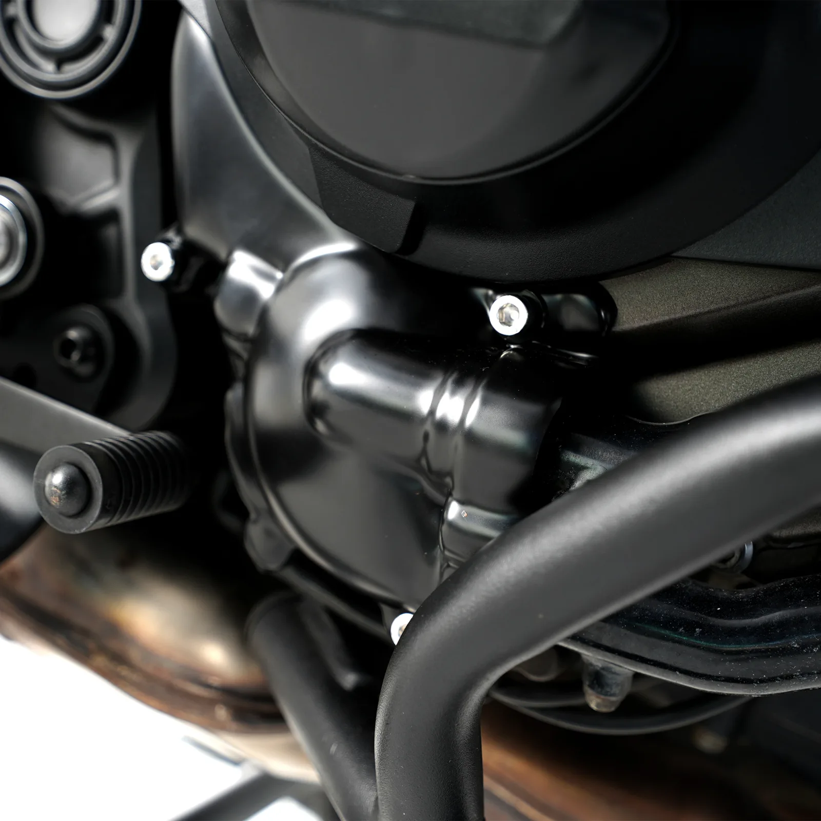 R&G Протектор за двигател (дясна страна) (капак на водната помпа) за Yamaha MT-07 (2014+), XSR 700 (2016+), Tenere 700 (2019–2021, 2023+), Tracer 7 (2021+) и др.