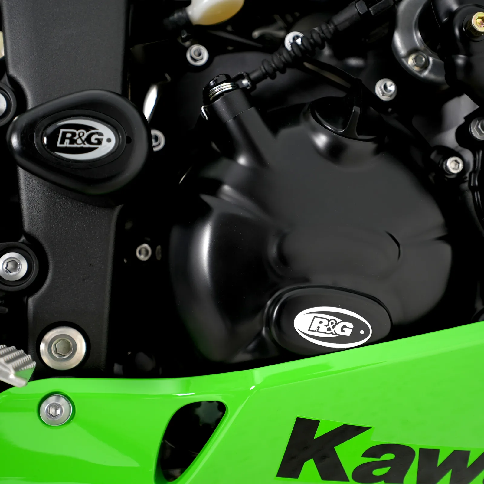 R&G Протектор за двигател (дясна страна) за Kawasaki ZX-6R (2009+) (ECC0036BK)