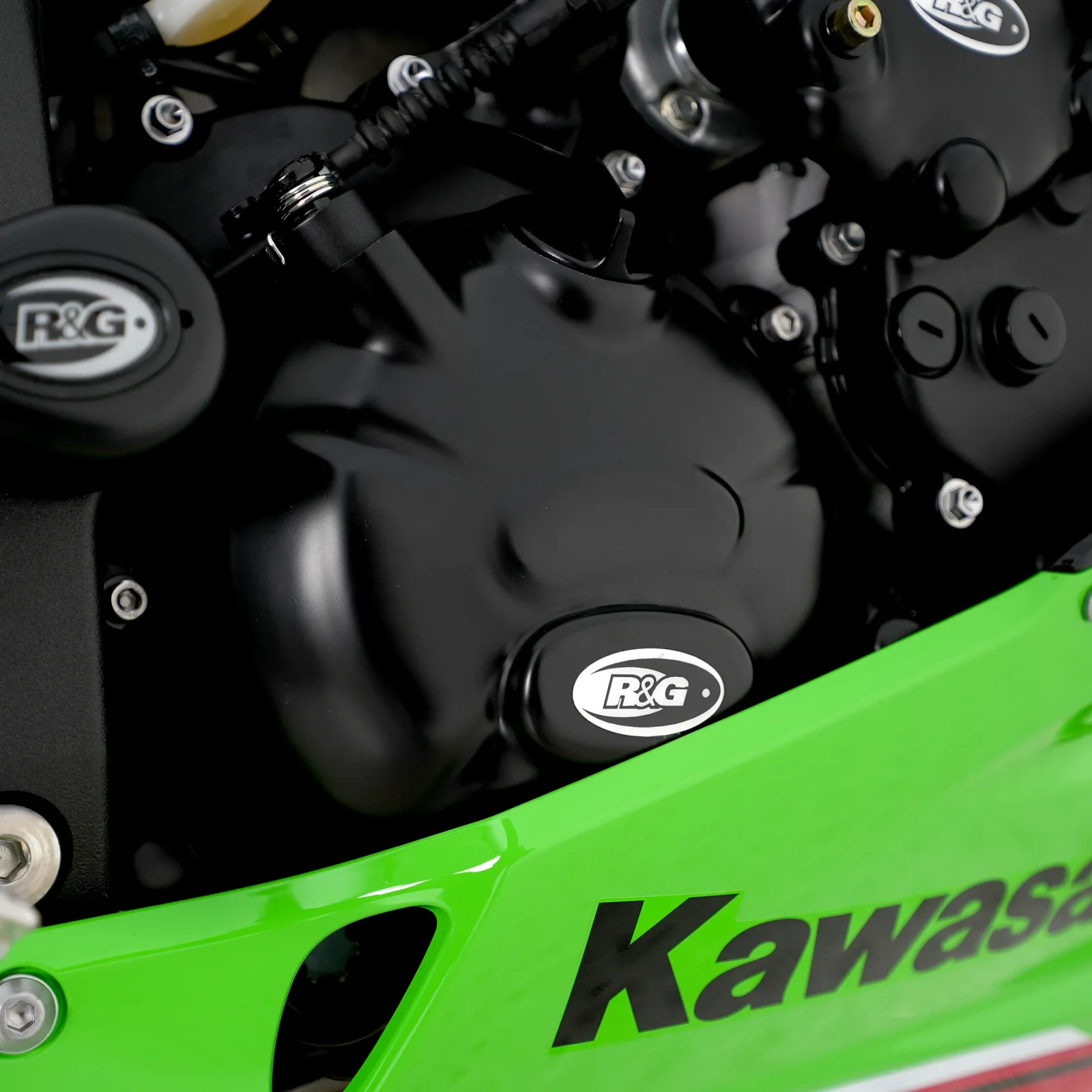 R&G Протектор за двигател (дясна страна) за Kawasaki ZX-6R (2009+) (ECC0036BK)