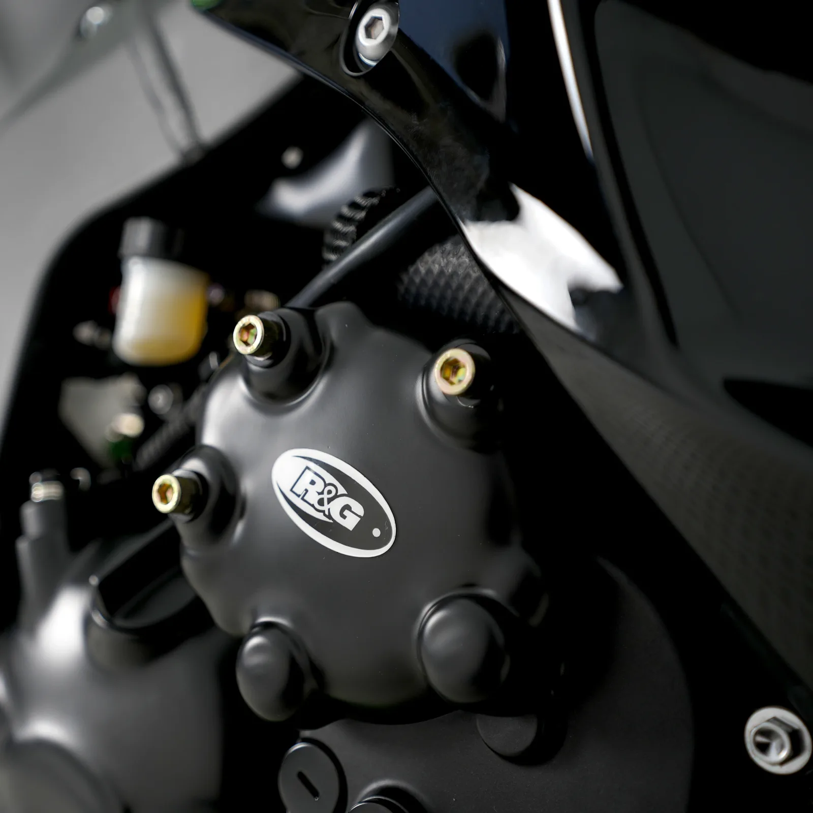 R&G Протектор за двигател (дясна страна) за Kawasaki ZX-6R (2009+) (ECC0037BK)