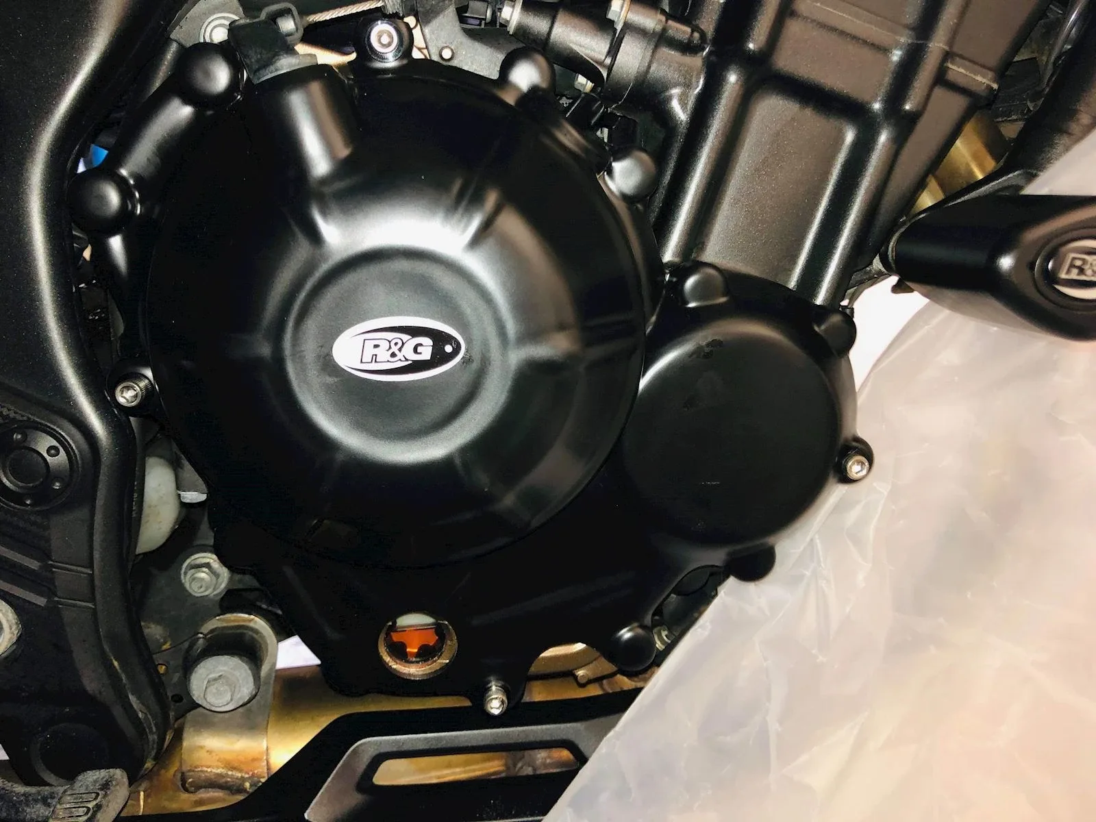 R&G Протектор за двигател (капак на съединителя) за Honda CBR 500R (2019+), CB 500F (2019–2023), CB 500X (2019–2021), CL 500 (2023–2024) и др. (ECC0285BK)