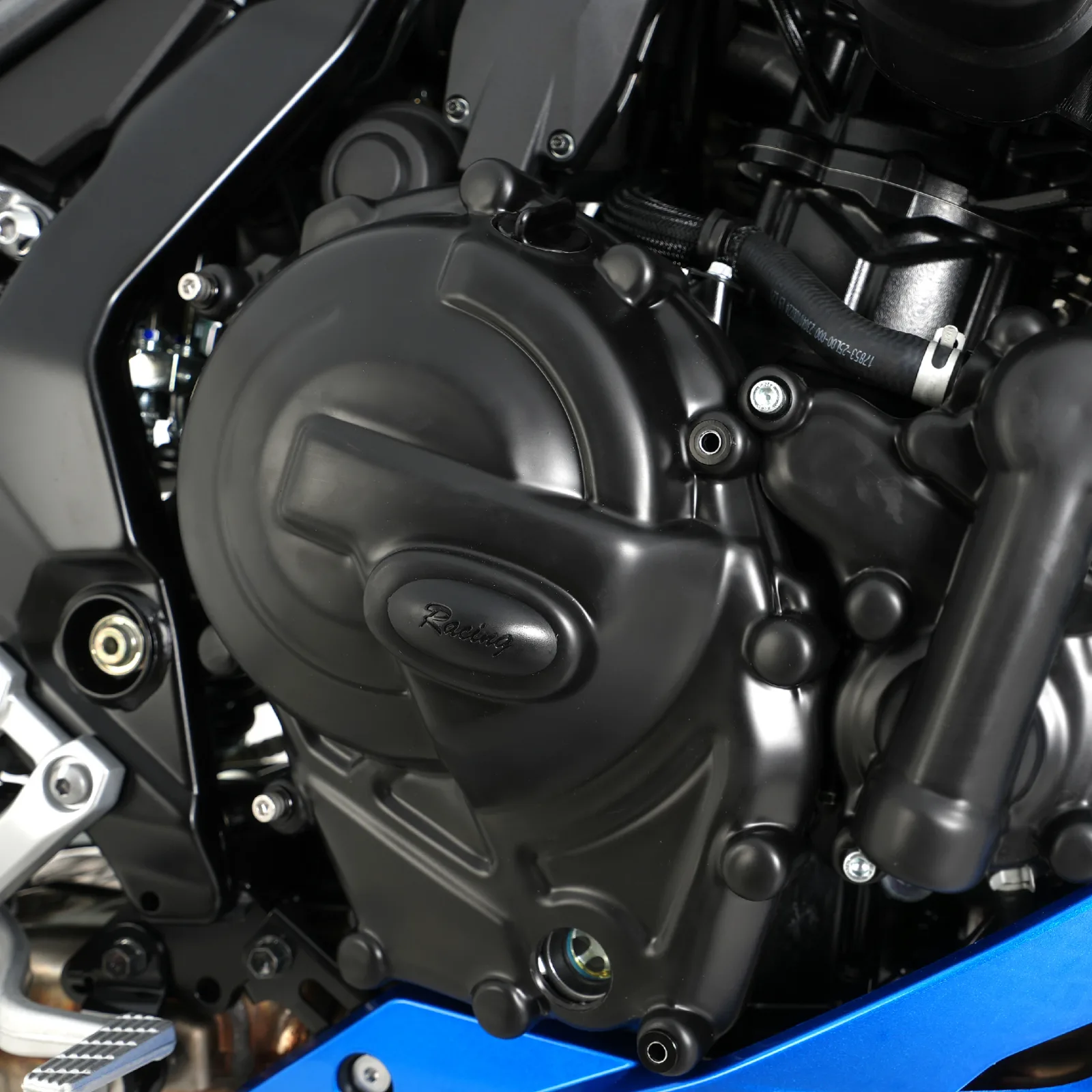 R&G Протектор за двигател (капак на съединителя) за Suzuki GSX-8S (2023+), V-Strom 800 (2023+), GSX-8R (2024+), GSX-8T (2025+), GSX-8TT (2025+)