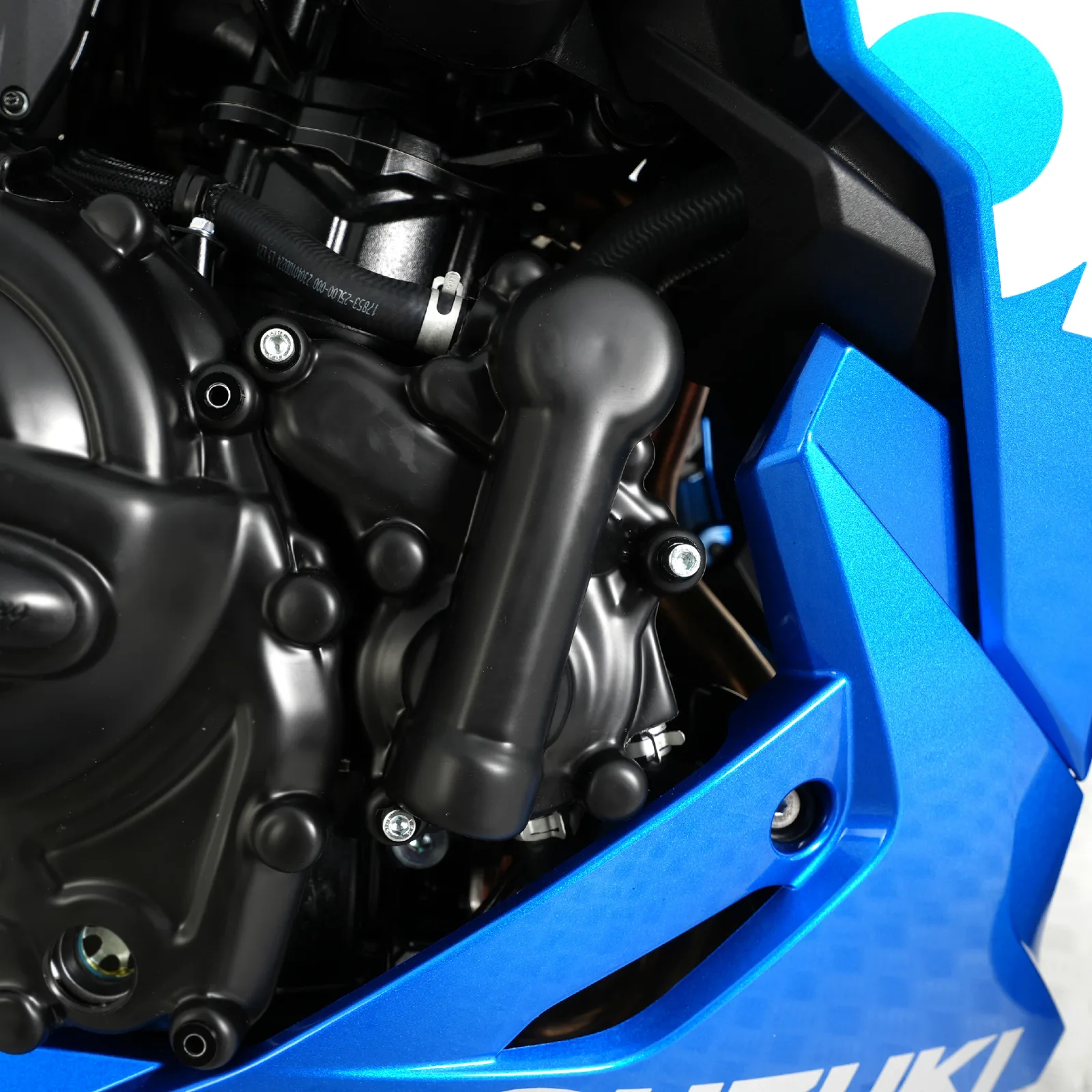 R&G Протектор за двигател (капак на водната помпа) за Suzuki GSX-8S (2023+), V-Strom 800 (2023+), GSX-8R (2024+), GSX-8T (2025+), GSX-8TT (2025+)