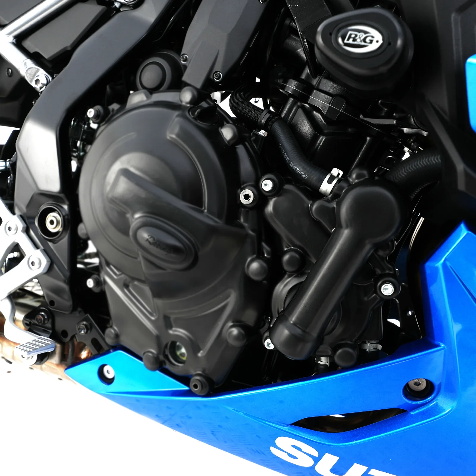 R&G Протектор за двигател (капак на водната помпа) за Suzuki GSX-8S (2023+), V-Strom 800 (2023+), GSX-8R (2024+), GSX-8T (2025+), GSX-8TT (2025+)