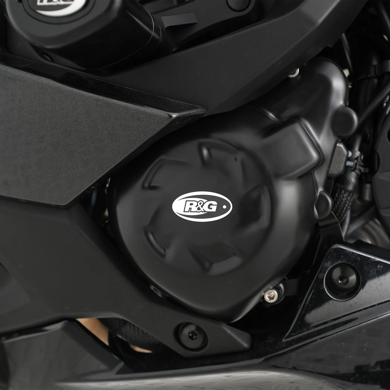 R&G Протектор за двигател (лява страна) за Kawasaki Z1000 (2010–2018), Z1000SX (2011–2019), Versys 1000 (2012–2024) и др.