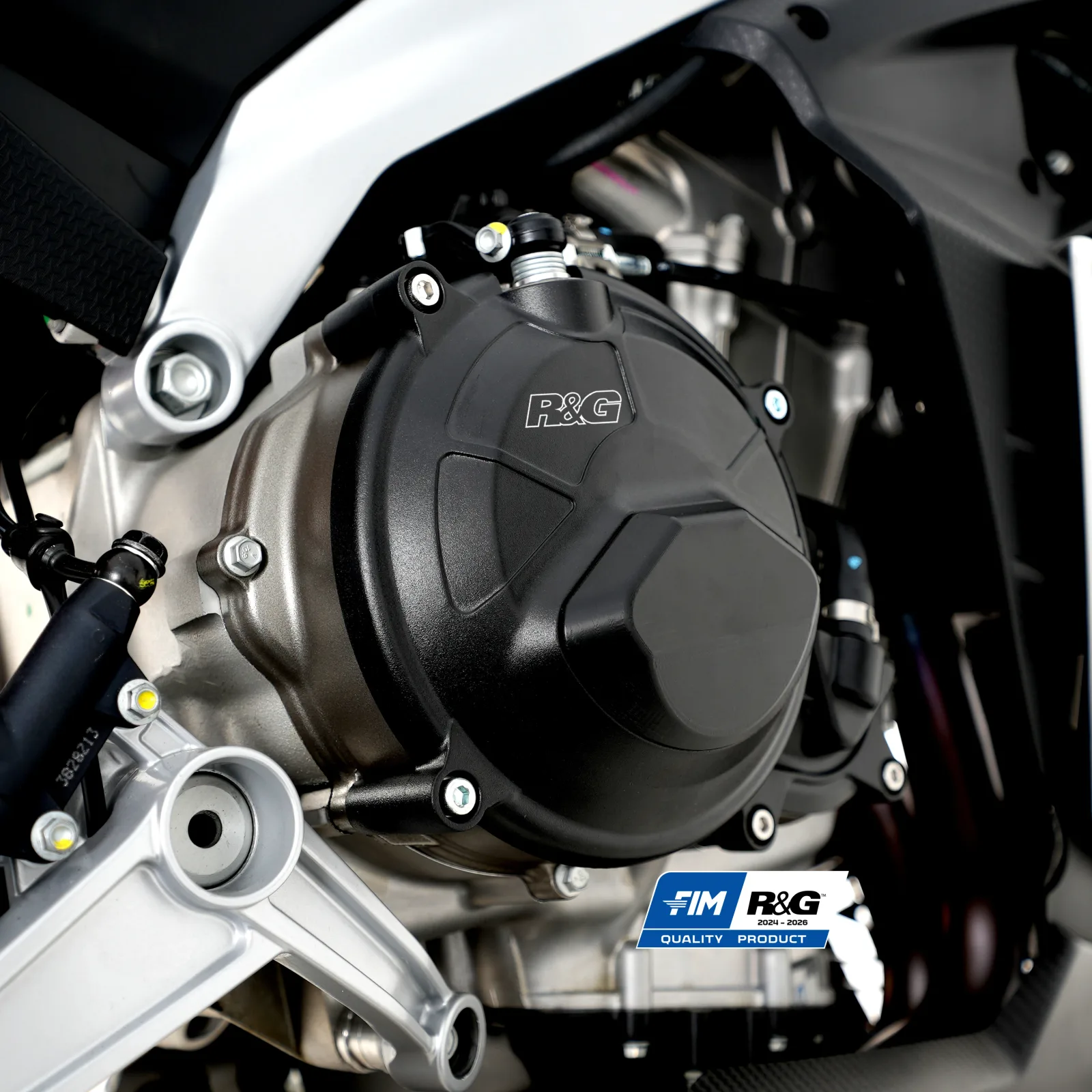 R&G Протектор за двигател PRO (дясна страна) (капак на съединителя) за Aprilia RS 660 (2021+), Tuono 660 (2021+), Tuareg 660 (2022–2024), RS 660 Factory (2022+) и др.