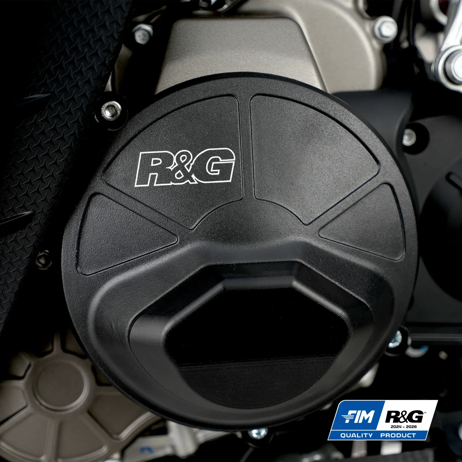 R&G Протектор за двигател PRO (лява страна) (капак на генератора) за Aprilia RS 660 (2021+), Tuono 660 (2021+), Tuareg 660 (2022+), RS 660 Factory (2025+) и др.