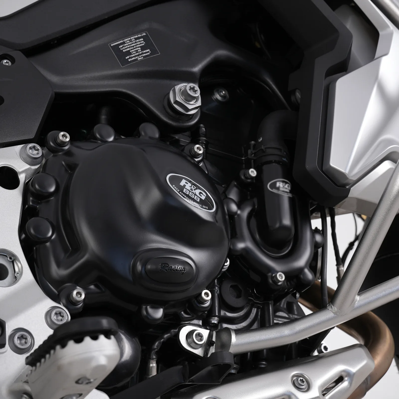 R&G Протектор за двигател Race (дясна страна) за BMW F 900 R (2020+), F 900 XR (2020–2024), F 900 GS (2024+), F 900 GS Adventure (2024+) и др. (ECC0305R)