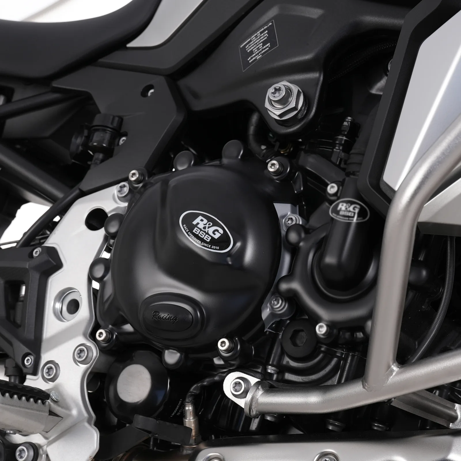 R&G Протектор за двигател Race (дясна страна) за BMW F 900 R (2020+), F 900 XR (2020–2024), F 900 GS (2024+), F 900 GS Adventure (2024+) и др. (ECC0305R)