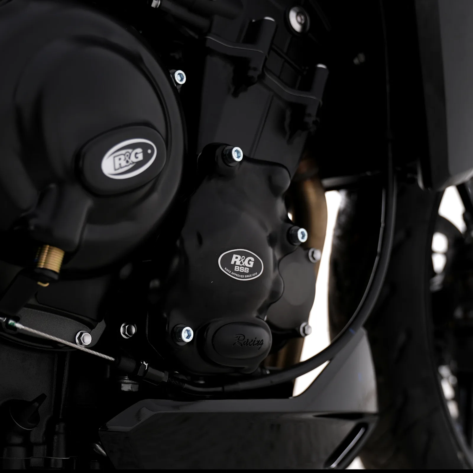 R&G Протектор за двигател Race (дясна страна) за Triumph Daytona 675 (2013–2016), Daytona Moto2 765 (2020), Tiger Sport 800 (2025+) и др.
