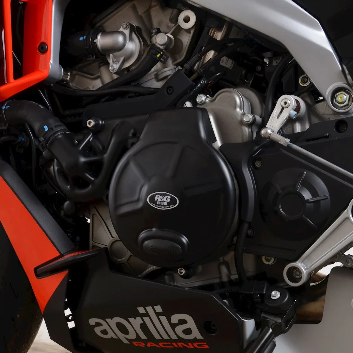 R&G Протектор за двигател Race (лява страна) (капак на генератора) за Aprilia RS 660 (2021–2024), Tuono 660 (2021–2024), Tuareg 660 (2022–2024) и др.
