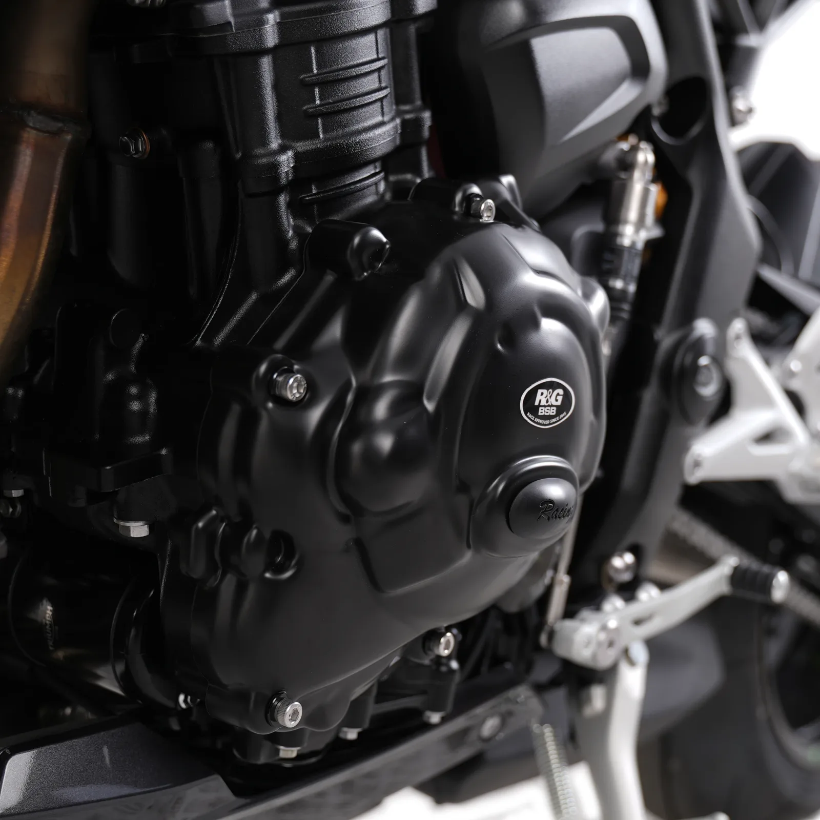 R&G Протектор за двигател Race (лява страна) (капак на генератора) за Triumph Speed Triple 1200 RS (2021+), Speed Triple 1200 RR (2022+) и др.