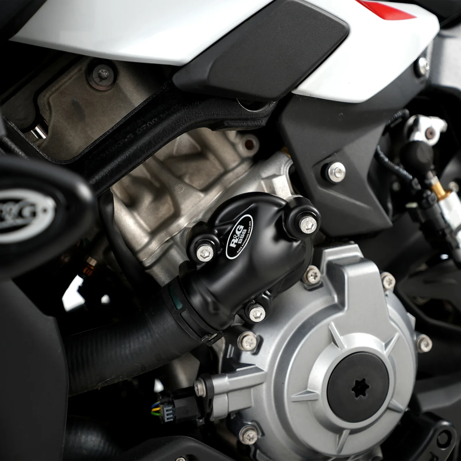 R&G Протектор за двигател Race (лява страна) (капак на водната помпа) за BMW S 1000 RR (2019+), S 1000 XR (2020+), S 1000 R (2021+), M 1000 RR (2021–2024) и др.