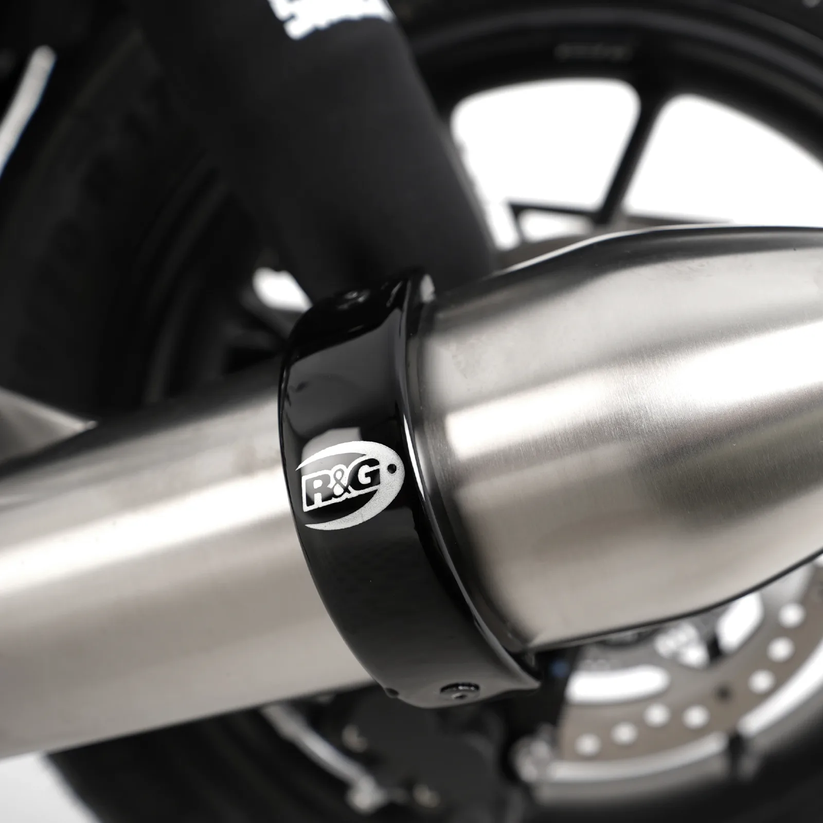 R&G Протектор за кръгъл ауспух (обиколка до 40 cm) за Triumph Street Twin 900 (2016–2018), Street Cup (2017–2018), Daytona Moto2 765 (2020) и др.
