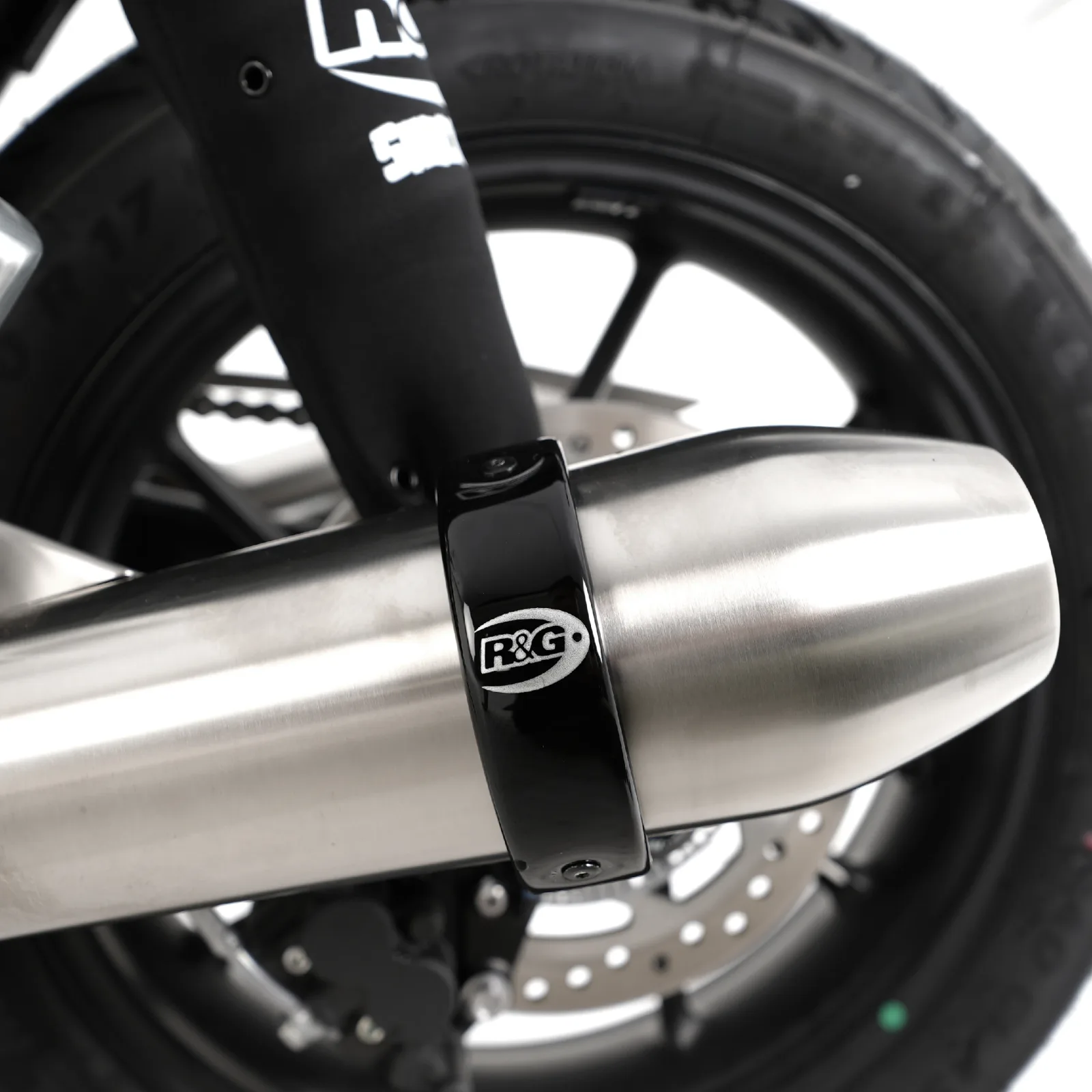 R&G Протектор за кръгъл ауспух (обиколка до 40 cm) за Triumph Street Twin 900 (2016–2018), Street Cup (2017–2018), Daytona Moto2 765 (2020) и др.