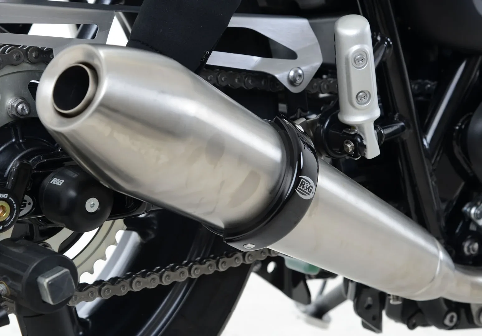 R&G Протектор за кръгъл ауспух (обиколка до 40 cm) за Triumph Street Twin 900 (2016–2018), Street Cup (2017–2018), Daytona Moto2 765 (2020) и др.