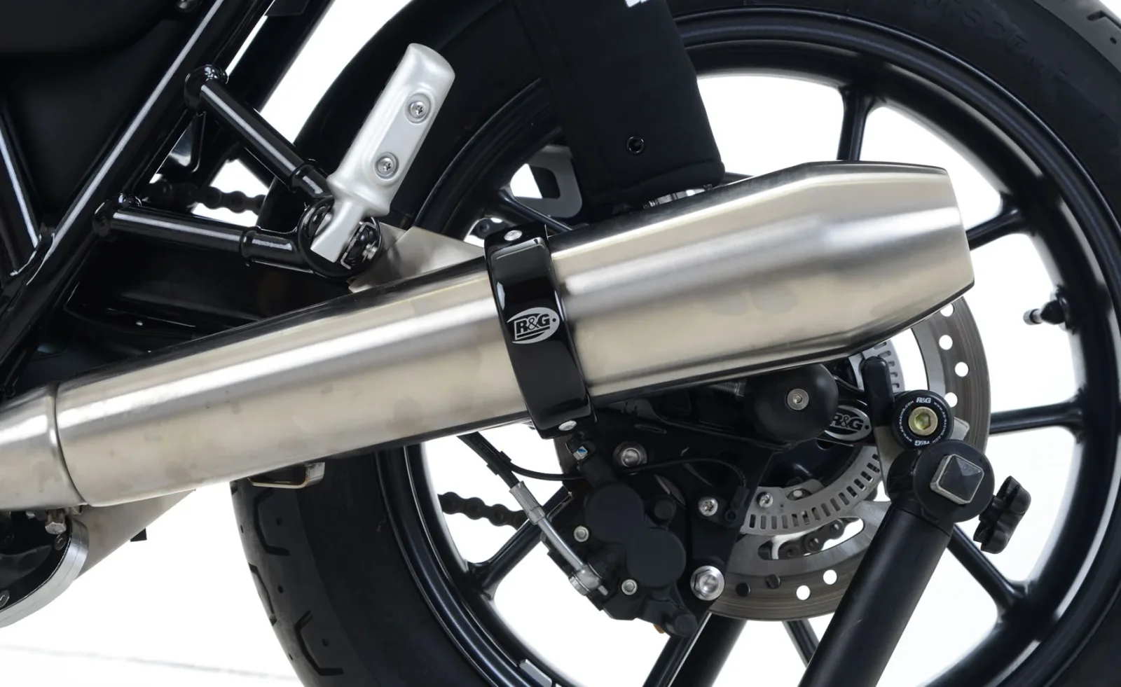 R&G Протектор за кръгъл ауспух (обиколка до 40 cm) за Triumph Street Twin 900 (2016–2018), Street Cup (2017–2018), Daytona Moto2 765 (2020) и др.
