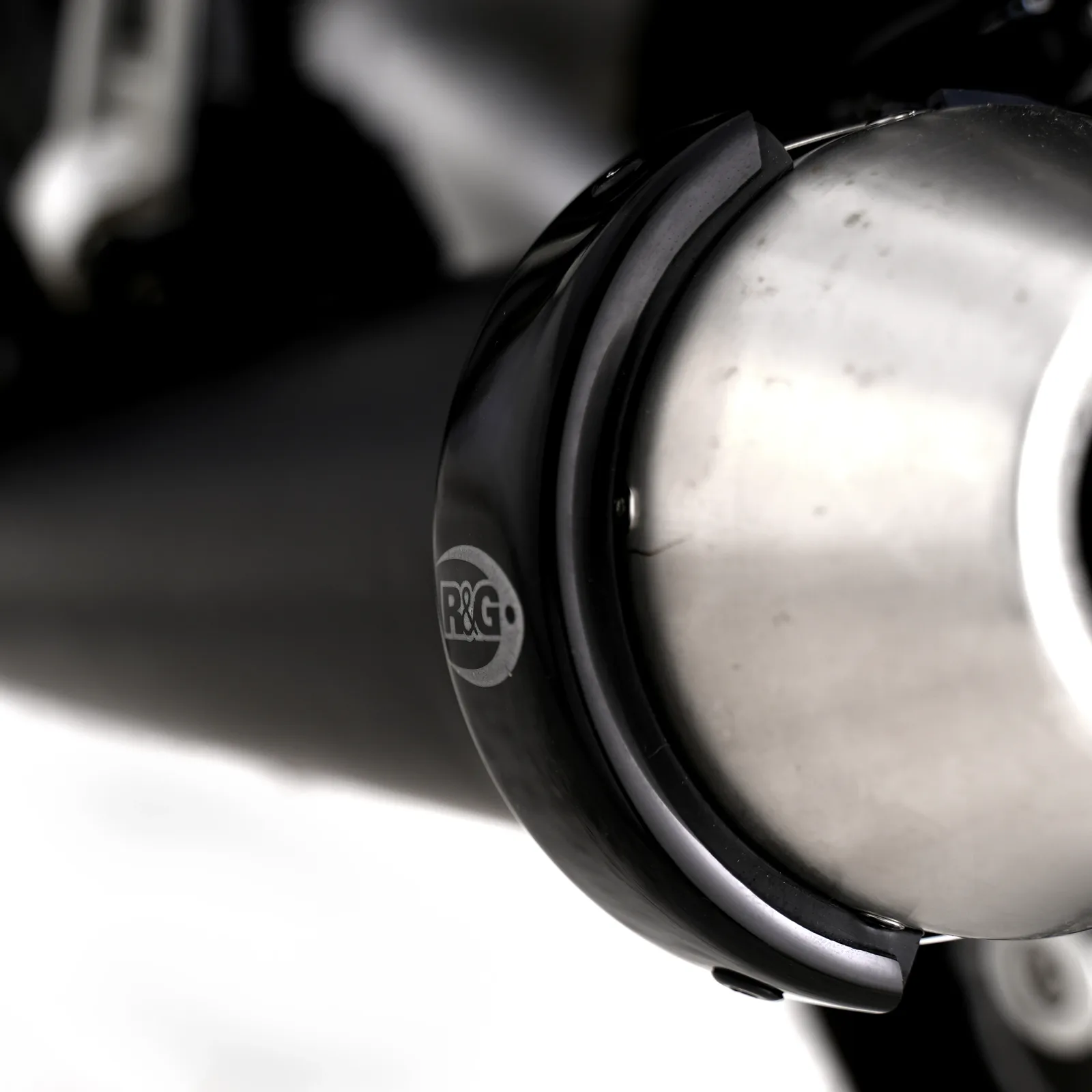 R&G Протектор за кръгъл ауспух (обиколка до 40 cm) за Triumph Street Twin 900 (2016–2018), Street Cup (2017–2018), Daytona Moto2 765 (2020) и др.