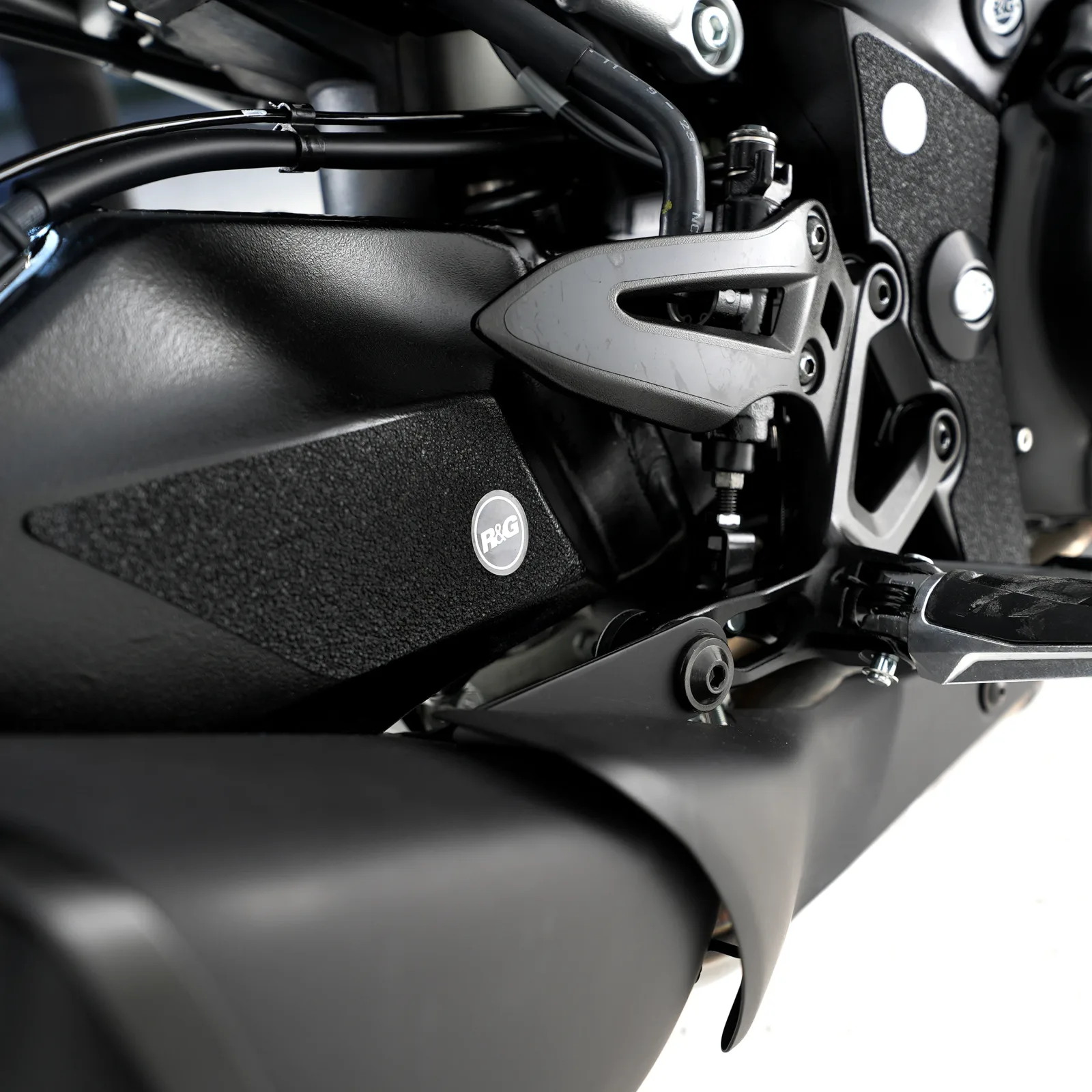 R&G Протектори Boot Guard за Suzuki GSX-S 1000 (2021+), GSX-S 950 (2021+), GSX-S 1000GT (2022+), GSX-S 1000GX (2024+)