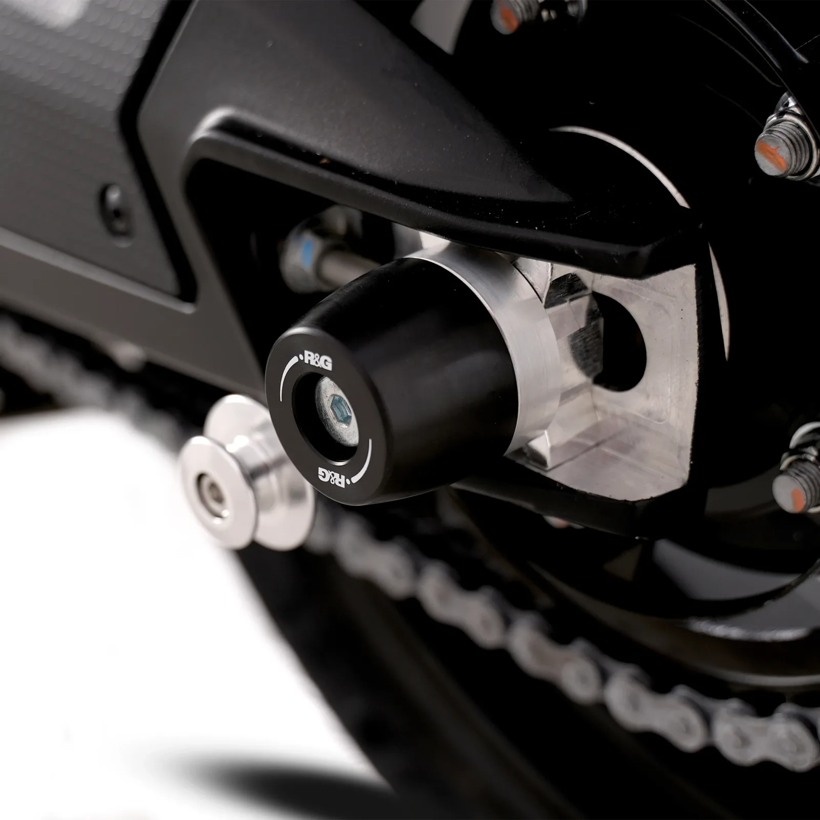 R&G Протектори за шарнир APEX за Aprilia RS 660 (2025+), RS 660 Factory (2025+), Tuono 660 Factory (2025+), Tuono 660 (2025+)